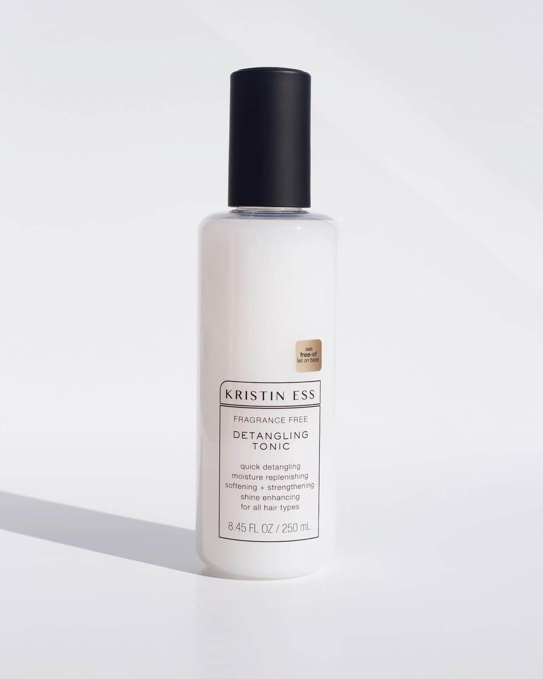 Kristin Essのインスタグラム：「⁣ DETANGLING TONIC⁣ ⁣ The number ☝️ question I’m getting asked about this product so far is how it differs from the Weightless Shine Leave-In from the core line. I’m just gonna be as direct as I know how— Detangling Tonic is fragrance free + silicone free and Weightless Shine Leave-In is not. Yes, the Weightless Shine Leave-In is obviously going to be a little more elevated performance-wise due to the powers of synthetics, but this is pretty dang close and won’t irritate those who are sensitive to those things. Also, if you know me I wasn’t about to launch a new collection without a bomb leave-in conditioner 😂 ⁣ ⁣ •fragrance free⁣⁣⁣ •silicone free⁣⁣⁣ •sulfate free⁣⁣⁣ •phthalate free⁣⁣⁣ •paraben free ⁣⁣⁣ •gluten free⁣⁣⁣ •cruelty free + vegan⁣⁣⁣ •color + keratin safe⁣⁣⁣ ⁣⁣⁣ Launches on Target.com + in @target stores tomorrow 12.29.19」