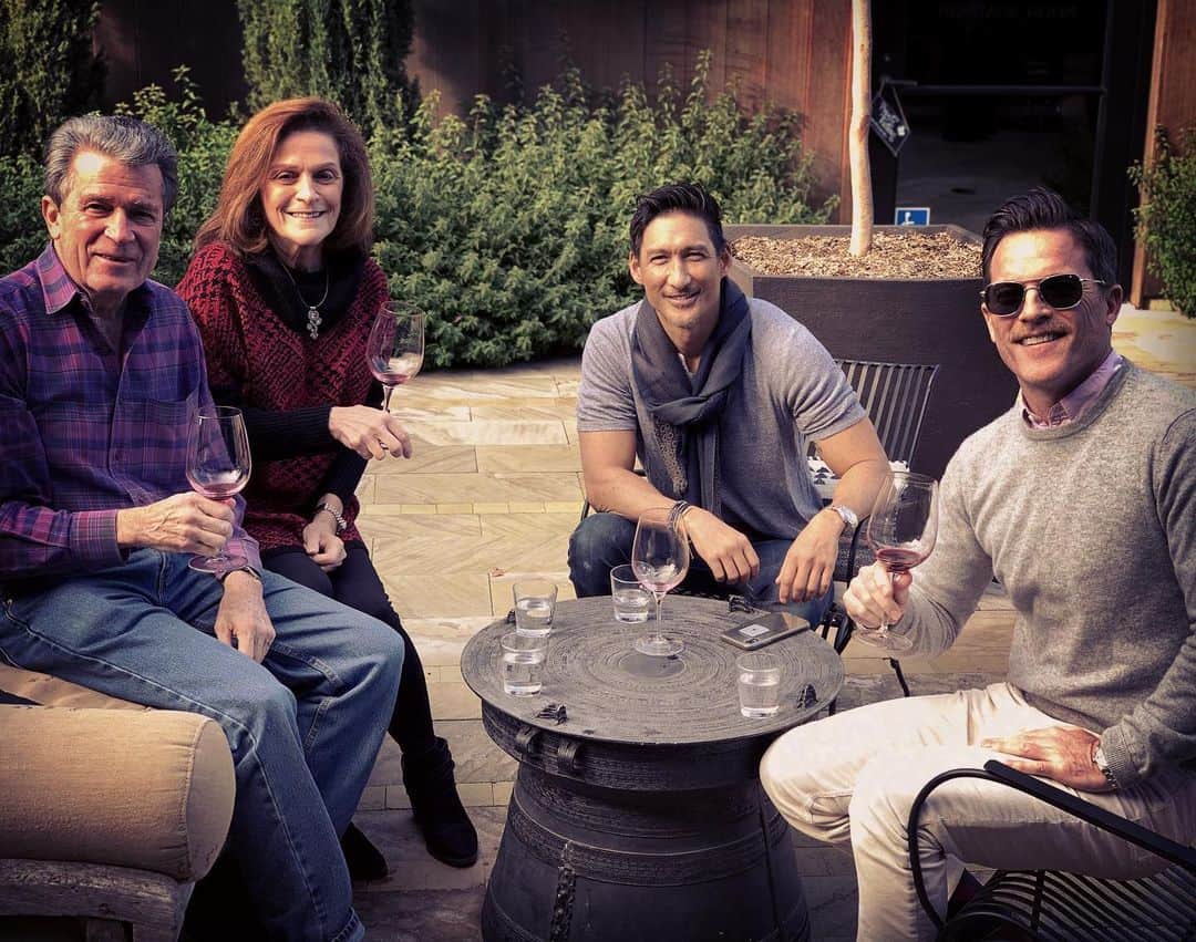 マイケル・ドイルのインスタグラム：「The fine line between wine tasting and day drinking. #Yountville」
