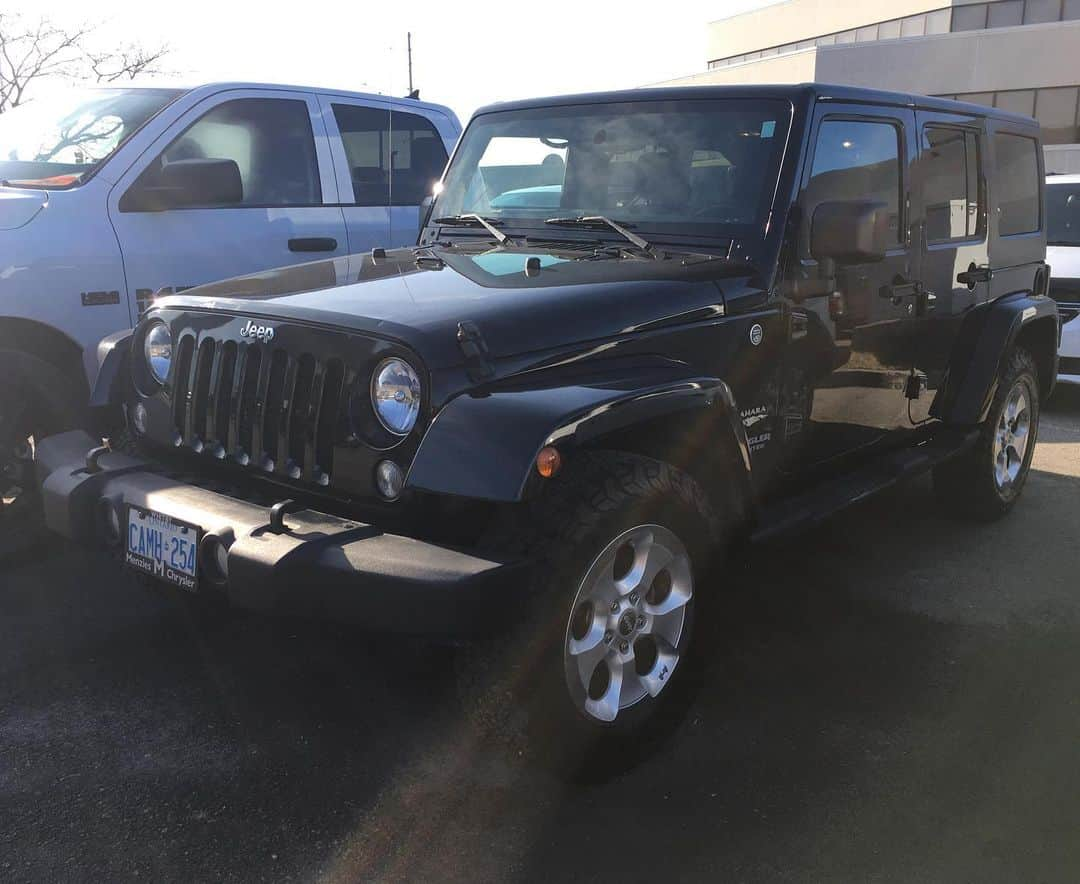 ギャレット・マッキーンのインスタグラム：「Signed a few documents today just so I can wave at other wrangler drivers😁 #jeepwrangler #newtome」