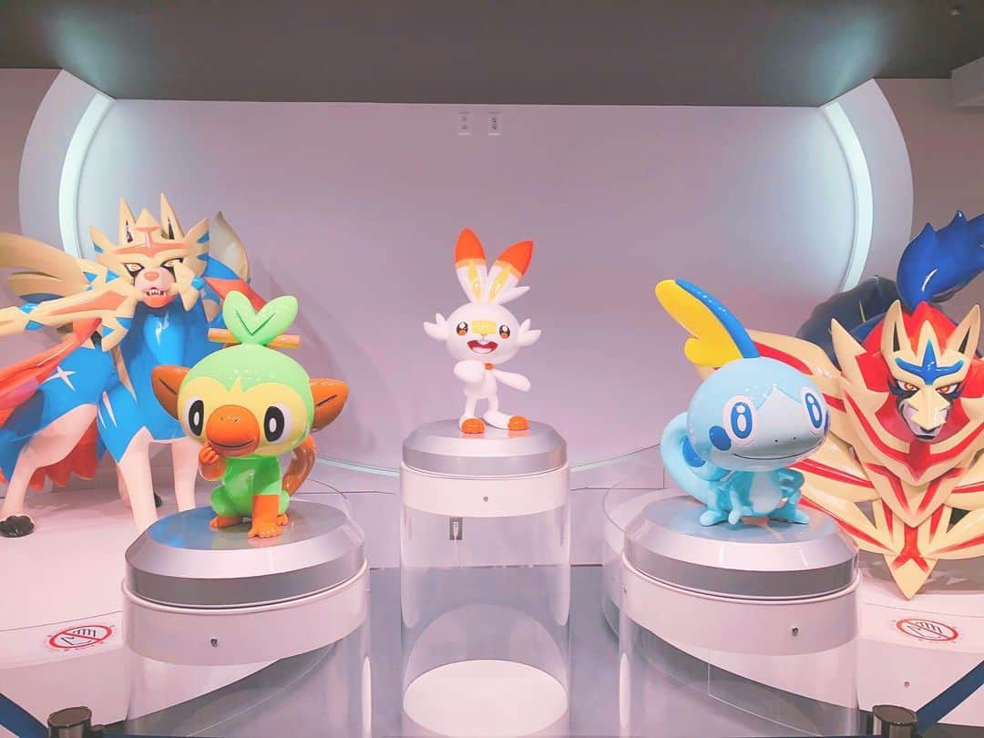 百瀬怜のインスタグラム：「ポケモン大好きな友達とポケセンに行ってきたよ〜！ 今回の御三家＋伝説のポケモン様がお出迎えで最高だった〜！！かわよ〜！ そしてヒバニーを無事お迎えして（あくびしてるカビゴンのシリーズも欲しかったけど我慢）一緒にお寿司を食べました🍣 てか赤貝久しぶりに出会って食べたんだけど旨すぎでは？  #ポケモンセンター #ヒバニー　#寿司」