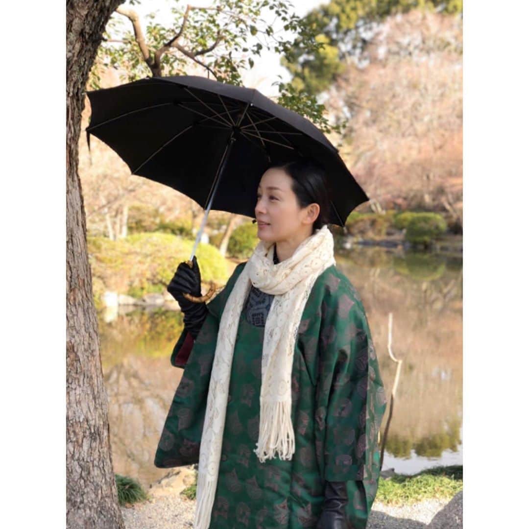 竹中友紀子のインスタグラム：「#アンティーク着物  着物で京都旅。 大島紬にアンティークの道行。 冬でも日傘は必須です(汗)」