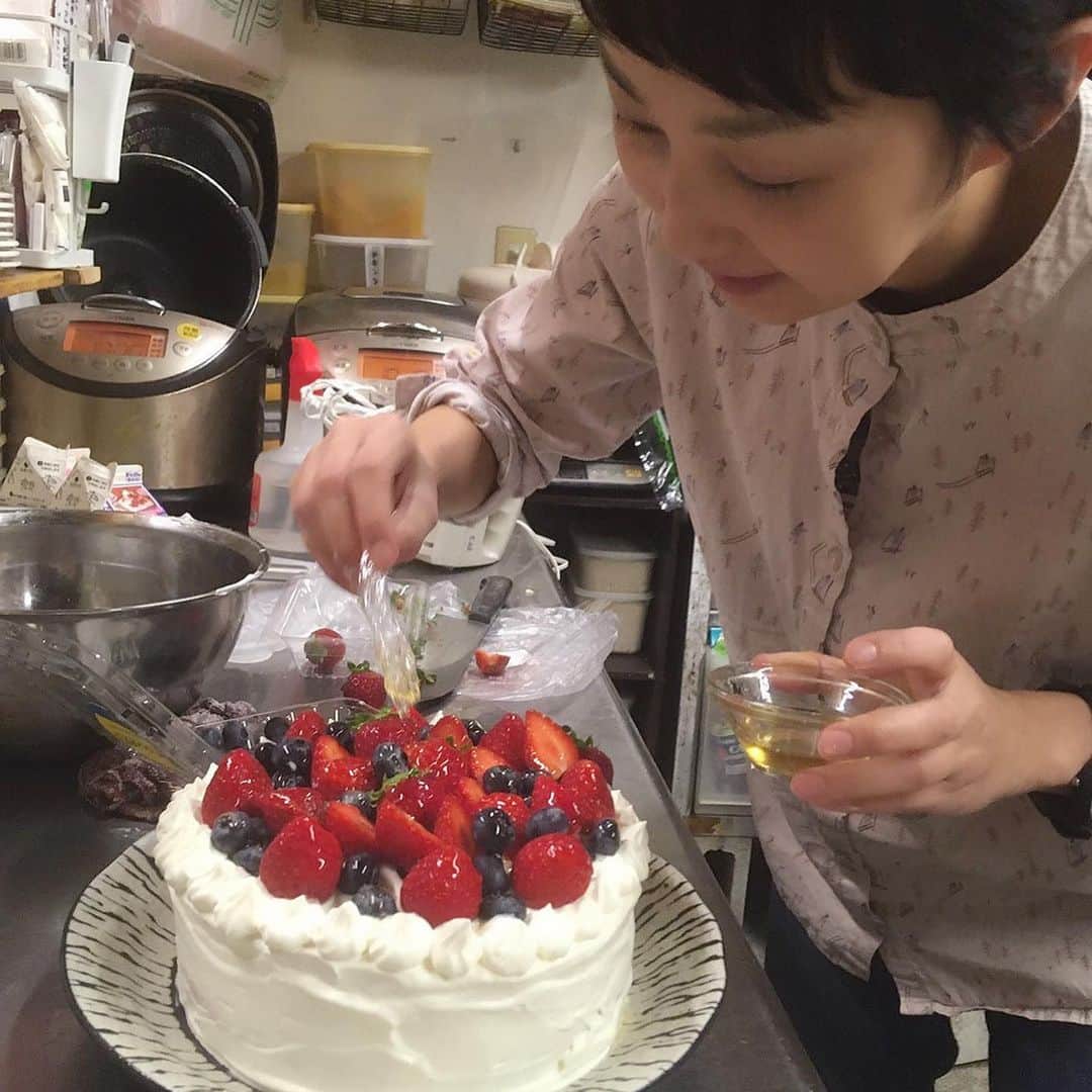 一条もんこさんのインスタグラム写真 - (一条もんこInstagram)「パンニャのみんながサプライズでお祝いしてくれました(≧∀≦) けいちゃんの手作りケーキに、 ズッキーが大好物の海老フライを作ってくれた！(*´ω`*)うおー！！泣 ケーキ、丸でいきました。  ねずみ風のネコちゃんが今日から子分になりました。 みんなありがとう！！大好きだ！！ 26歳になりました（詐欺） #パンニャ#ズッキー#けいちゃん#みゆ#ありがとう#ネコが田中さんに酷似#一条もんこ」12月29日 9時52分 - monko1215