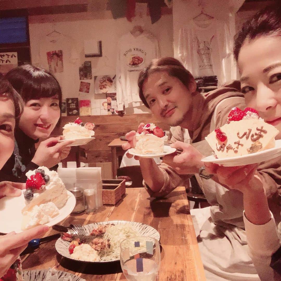 一条もんこさんのインスタグラム写真 - (一条もんこInstagram)「パンニャのみんながサプライズでお祝いしてくれました(≧∀≦) けいちゃんの手作りケーキに、 ズッキーが大好物の海老フライを作ってくれた！(*´ω`*)うおー！！泣 ケーキ、丸でいきました。  ねずみ風のネコちゃんが今日から子分になりました。 みんなありがとう！！大好きだ！！ 26歳になりました（詐欺） #パンニャ#ズッキー#けいちゃん#みゆ#ありがとう#ネコが田中さんに酷似#一条もんこ」12月29日 9時52分 - monko1215