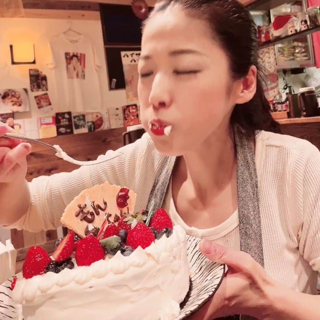 一条もんこさんのインスタグラム写真 - (一条もんこInstagram)「パンニャのみんながサプライズでお祝いしてくれました(≧∀≦) けいちゃんの手作りケーキに、 ズッキーが大好物の海老フライを作ってくれた！(*´ω`*)うおー！！泣 ケーキ、丸でいきました。  ねずみ風のネコちゃんが今日から子分になりました。 みんなありがとう！！大好きだ！！ 26歳になりました（詐欺） #パンニャ#ズッキー#けいちゃん#みゆ#ありがとう#ネコが田中さんに酷似#一条もんこ」12月29日 9時52分 - monko1215