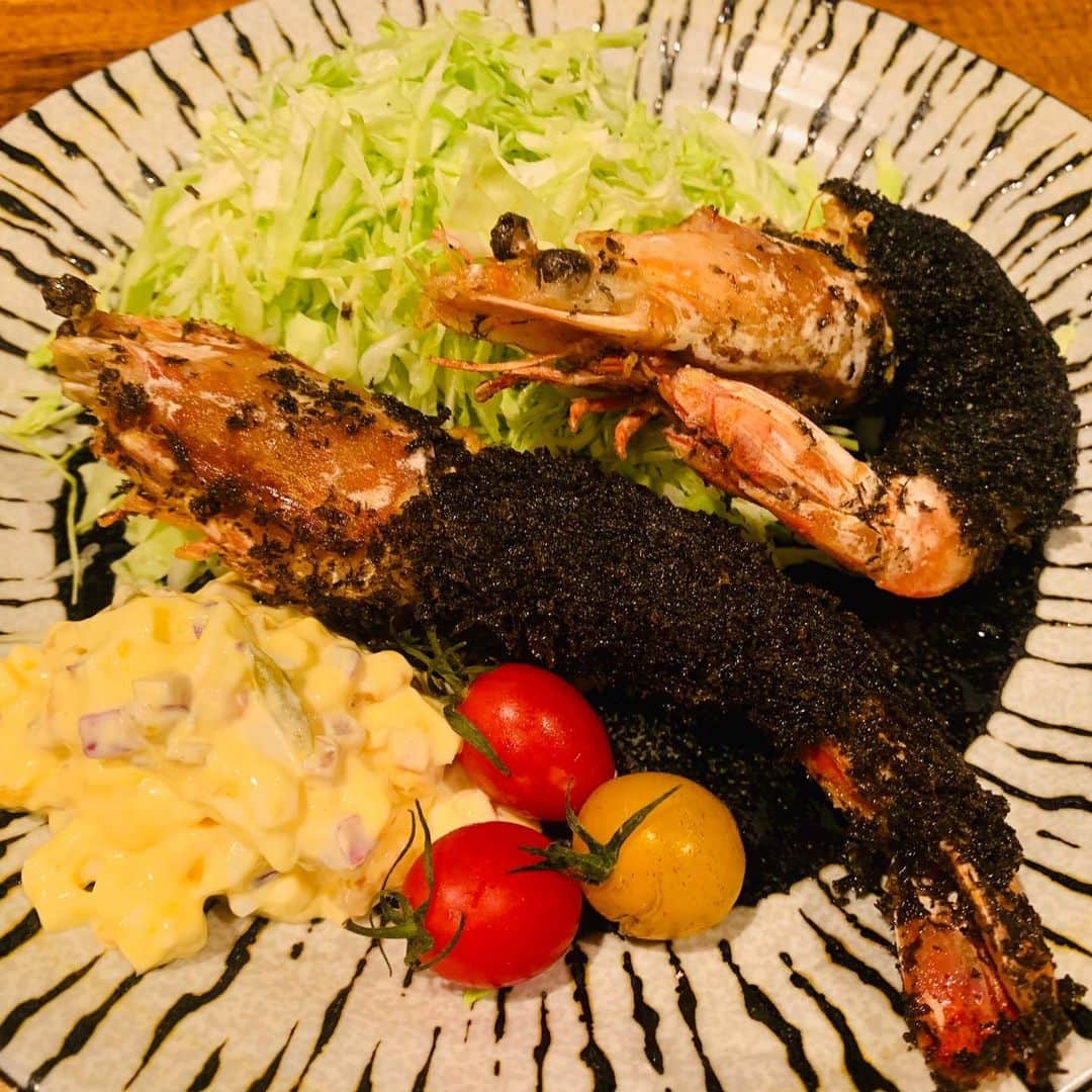 一条もんこさんのインスタグラム写真 - (一条もんこInstagram)「パンニャのみんながサプライズでお祝いしてくれました(≧∀≦) けいちゃんの手作りケーキに、 ズッキーが大好物の海老フライを作ってくれた！(*´ω`*)うおー！！泣 ケーキ、丸でいきました。  ねずみ風のネコちゃんが今日から子分になりました。 みんなありがとう！！大好きだ！！ 26歳になりました（詐欺） #パンニャ#ズッキー#けいちゃん#みゆ#ありがとう#ネコが田中さんに酷似#一条もんこ」12月29日 9時52分 - monko1215