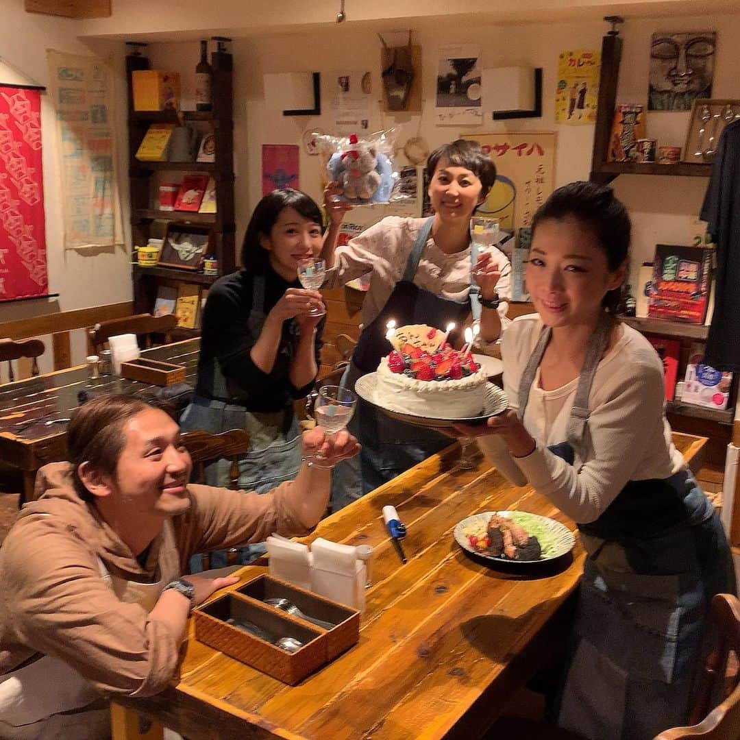 一条もんこさんのインスタグラム写真 - (一条もんこInstagram)「パンニャのみんながサプライズでお祝いしてくれました(≧∀≦) けいちゃんの手作りケーキに、 ズッキーが大好物の海老フライを作ってくれた！(*´ω`*)うおー！！泣 ケーキ、丸でいきました。  ねずみ風のネコちゃんが今日から子分になりました。 みんなありがとう！！大好きだ！！ 26歳になりました（詐欺） #パンニャ#ズッキー#けいちゃん#みゆ#ありがとう#ネコが田中さんに酷似#一条もんこ」12月29日 9時52分 - monko1215