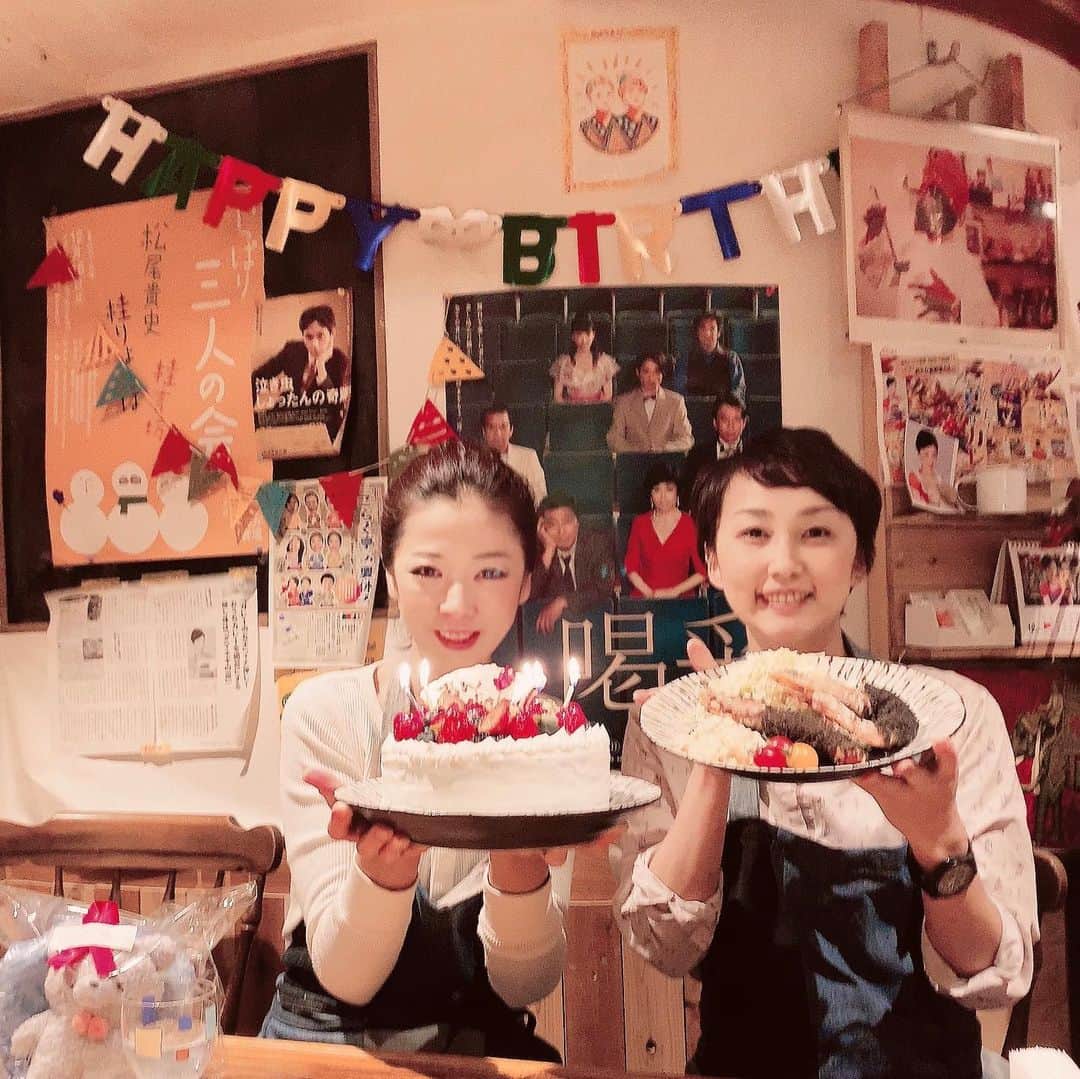 一条もんこさんのインスタグラム写真 - (一条もんこInstagram)「パンニャのみんながサプライズでお祝いしてくれました(≧∀≦) けいちゃんの手作りケーキに、 ズッキーが大好物の海老フライを作ってくれた！(*´ω`*)うおー！！泣 ケーキ、丸でいきました。  ねずみ風のネコちゃんが今日から子分になりました。 みんなありがとう！！大好きだ！！ 26歳になりました（詐欺） #パンニャ#ズッキー#けいちゃん#みゆ#ありがとう#ネコが田中さんに酷似#一条もんこ」12月29日 9時52分 - monko1215