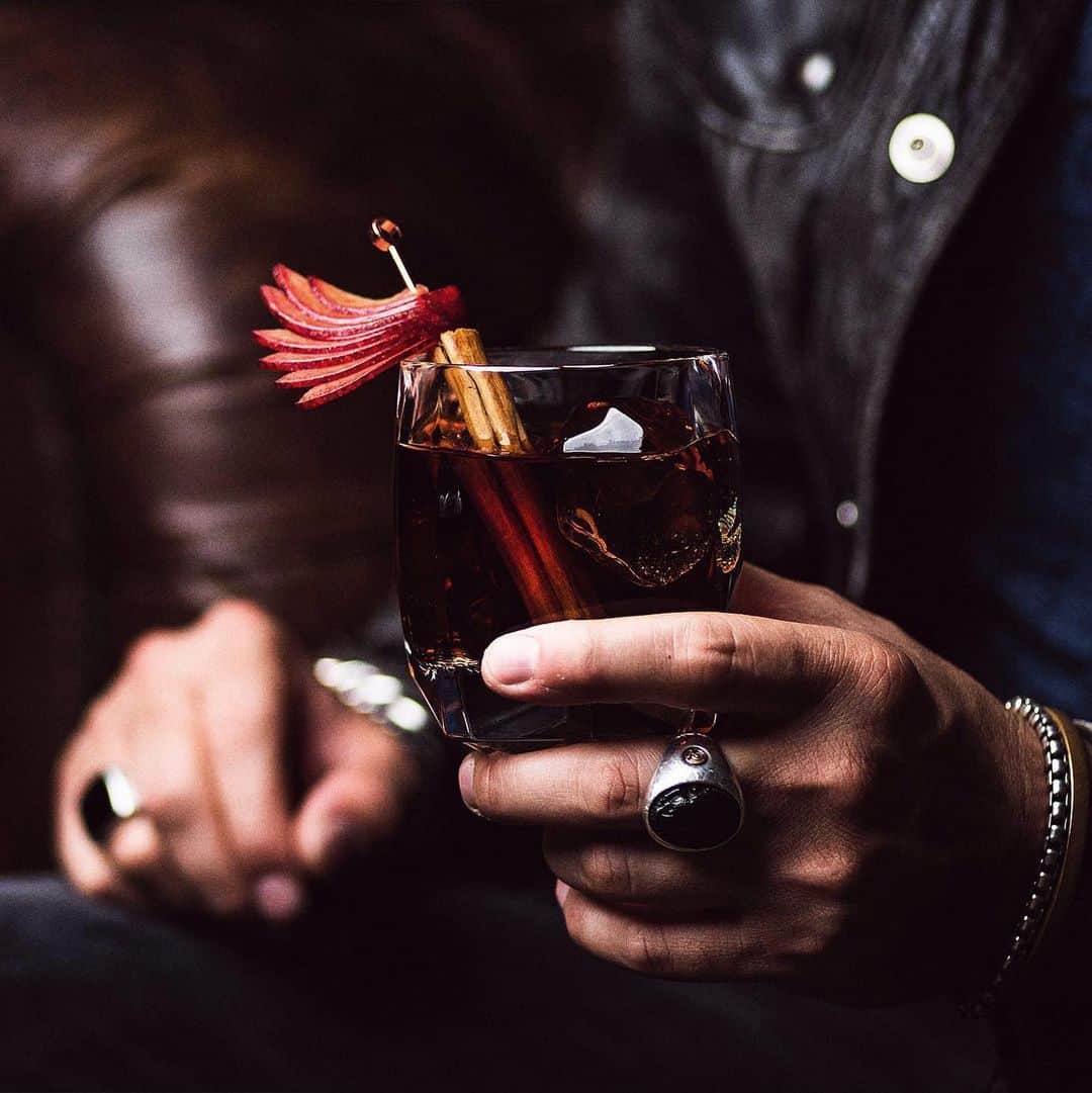 デビッドヤーマンのインスタグラム：「🥃 On the rocks. Happy hour is all the more merrier with @DavidYurmanMen chains and a Petrvs® signet ring with black jade. 📷 by @rootbitters. #DavidYurman #DavidYurmanMen」