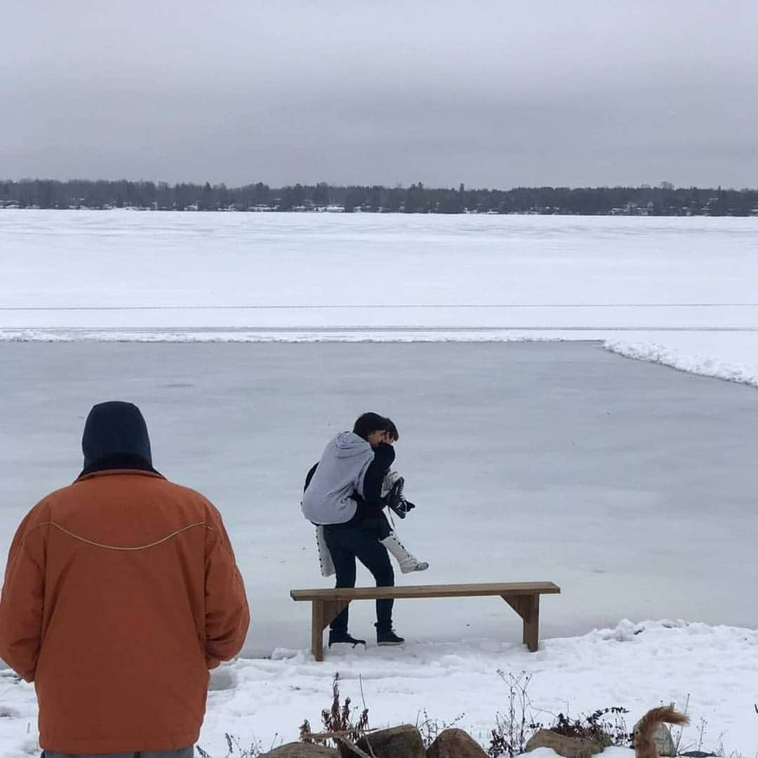 リュボーフィ・イリュシェチキナさんのインスタグラム写真 - (リュボーフィ・イリュシェチキナInstagram)「It was a wonderful Christmas time ⛄ I flew ✈from Montreal to 🛩Toronto (glad, I planned the trip ahead) and then my gentleman @dean_harrison and I went 🚗up to the cottage 🏡to celebrate this holiday with our very special people.  After we  delivered our portion of gifts🎁, I was successfully delivered straight to the bench on the lake shore🎒 . Thanks, @luke_harrison and @dean_harrison for cleaning the space ! The temperature was just perfect for (imagine 🤔😂) skating , on the edge of feeling comfortable🧦 and keeping the ice frozen❄. I swear, it was my FIRST TIME I've ever tried hockey skates🏒🥅!!! It was so much fun!!! Honestly I was more stable, than I expected.  I thought, I will be continuously falling forward because there is no toe picks. But not too bad, only twice 🤣😉 proud of myself 💪😜 I even did some figures, brackets, counters, rockers... and some pair hockey skating with my best team player 👫  Then we played some board games 🧩🎲 - a traditional entertainment of our ger togethers, had an amazing meal 😋, thanks @juneharrison !  had some laughs😂 and smiles😊. Later in the day I was a little Santa and distributed the gifts but at the end was fully stocked with the gifts myself 🤗🤗🎁🎁. Thank you, @juneharrison , Dan Harridon, @luke_harrison , @audreyclaireharrison and my amazing @dean_harrison for making this Christmas so wonderful!  Merry Christmas to everyone! May you be surrounded with your loved ones! And may your days be filled with love  joy and happiness! Hug 🤗  Luba #christmas #familytime #hockey #lake #skating #ice #fun #holidayseason #cottage #smile #joy #snow #nature #home #family #canada」12月29日 9時53分 - lubov_ilyushechkina