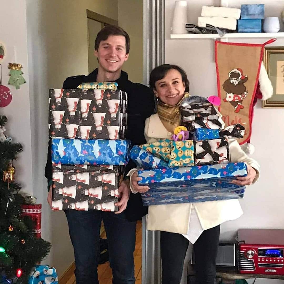 リュボーフィ・イリュシェチキナのインスタグラム：「It was a wonderful Christmas time ⛄ I flew ✈from Montreal to 🛩Toronto (glad, I planned the trip ahead) and then my gentleman @dean_harrison and I went 🚗up to the cottage 🏡to celebrate this holiday with our very special people.  After we  delivered our portion of gifts🎁, I was successfully delivered straight to the bench on the lake shore🎒 . Thanks, @luke_harrison and @dean_harrison for cleaning the space ! The temperature was just perfect for (imagine 🤔😂) skating , on the edge of feeling comfortable🧦 and keeping the ice frozen❄. I swear, it was my FIRST TIME I've ever tried hockey skates🏒🥅!!! It was so much fun!!! Honestly I was more stable, than I expected.  I thought, I will be continuously falling forward because there is no toe picks. But not too bad, only twice 🤣😉 proud of myself 💪😜 I even did some figures, brackets, counters, rockers... and some pair hockey skating with my best team player 👫  Then we played some board games 🧩🎲 - a traditional entertainment of our ger togethers, had an amazing meal 😋, thanks @juneharrison !  had some laughs😂 and smiles😊. Later in the day I was a little Santa and distributed the gifts but at the end was fully stocked with the gifts myself 🤗🤗🎁🎁. Thank you, @juneharrison , Dan Harridon, @luke_harrison , @audreyclaireharrison and my amazing @dean_harrison for making this Christmas so wonderful!  Merry Christmas to everyone! May you be surrounded with your loved ones! And may your days be filled with love  joy and happiness! Hug 🤗  Luba #christmas #familytime #hockey #lake #skating #ice #fun #holidayseason #cottage #smile #joy #snow #nature #home #family #canada」