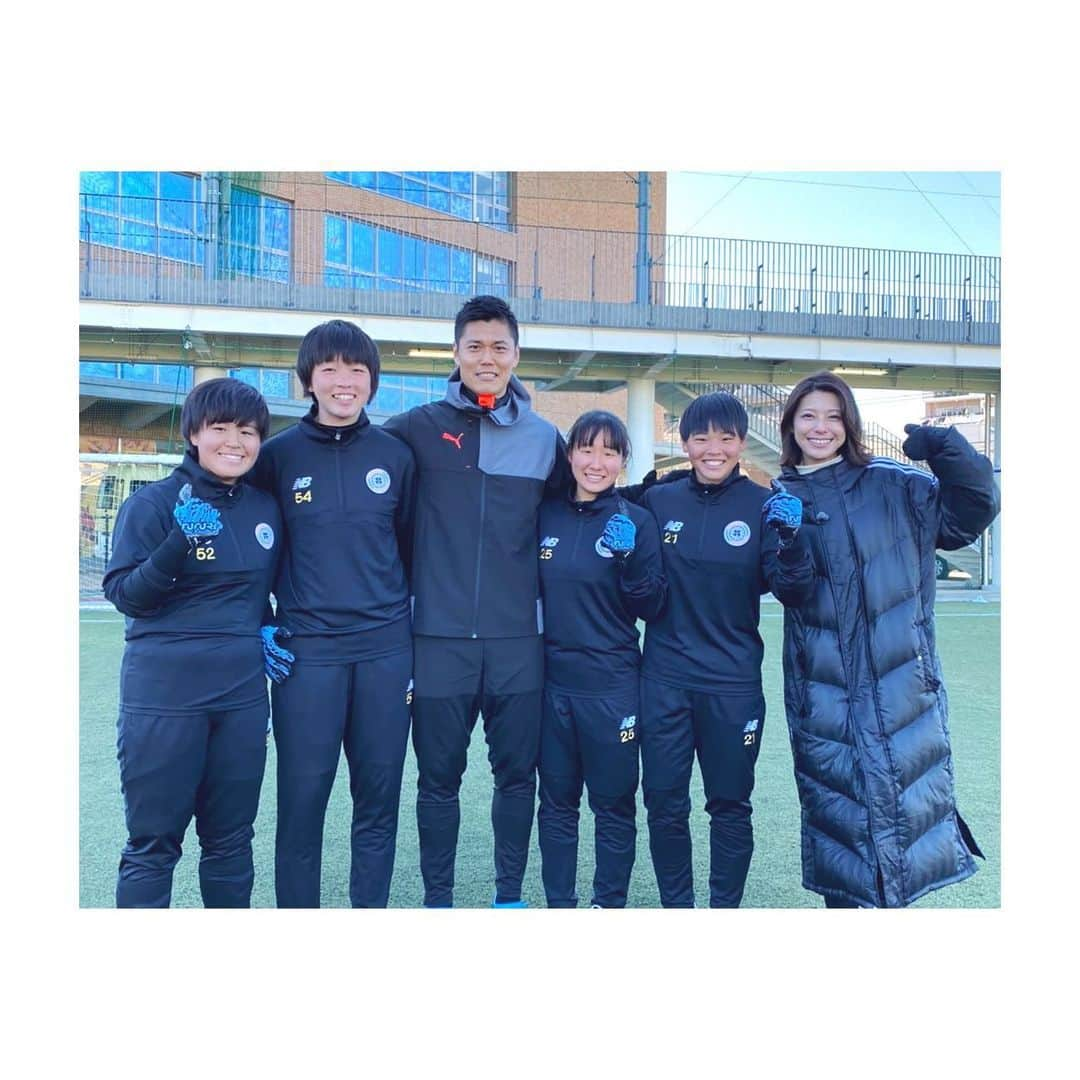 上村彩子さんのインスタグラム写真 - (上村彩子Instagram)「. . 1/3に開幕する 高校女子サッカーの取材で 修徳高等学校へ。 サプライズで川島永嗣選手が 来てくださいました👏 . . 高校生、きらきらで眩しかったです✨ 今年はどんなドラマがあるでしょうか😊 . #高校女子サッカー #tbs#サッカー#川島永嗣 選手」12月29日 9時59分 - saekokamimura