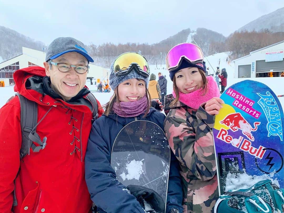 鬼塚貴理のインスタグラム：「毎年恒例のスノーボード🏂 アルツはまだあいてないみたいで猫魔にいきました。 猫魔もすごい楽しかったー♡ 今日もいってきます！ 写真は星野リゾート代表の星野さんとびーちゃんと📸」