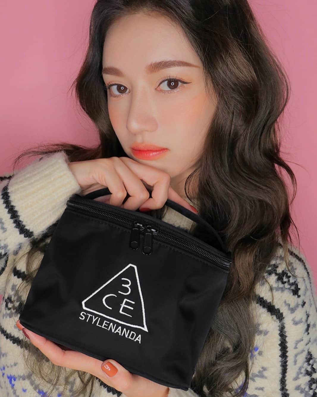 3CE Official Instagramさんのインスタグラム写真 - (3CE Official InstagramInstagram)「3CE MULTI CUBE POUCH #BLACK 정리 스킬 레벨 업🙌🏻 똑똑한 멀티 큐브 파우치💕 #3CE #3CEMULTICUBEPOUCH」12月29日 10時06分 - 3ce_official