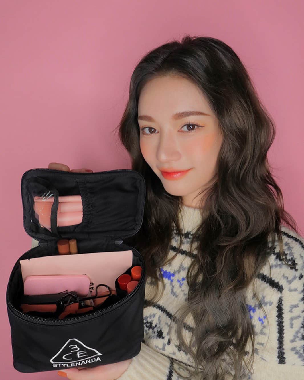 3CE Official Instagramさんのインスタグラム写真 - (3CE Official InstagramInstagram)「3CE MULTI CUBE POUCH #BLACK 정리 스킬 레벨 업🙌🏻 똑똑한 멀티 큐브 파우치💕 #3CE #3CEMULTICUBEPOUCH」12月29日 10時06分 - 3ce_official