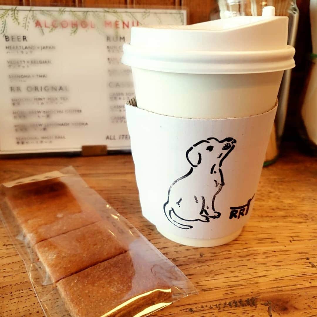岡本真夜さんのインスタグラム写真 - (岡本真夜Instagram)「たまたま通りがかって見つけた小さな小さなカフェ☕😌✨ かわいい。  #カフェラテ #カフェ #イラスト #かわいい #犬 #cafelatte #cafe #dog #illastration」12月29日 10時09分 - mayookamoto510