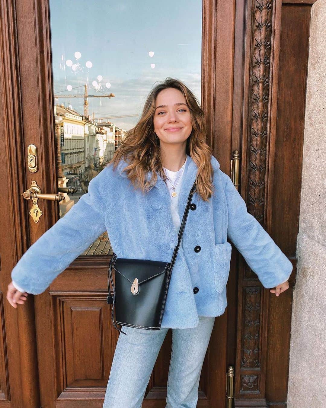 Calvin Kleinさんのインスタグラム写真 - (Calvin KleinInstagram)「#Saturday styles ▶️ @juliahlm is on-the-go with our leather Lock bucket bag. ⠀⠀⠀⠀⠀⠀⠀⠀⠀⠀⠀⠀⠀⠀⠀⠀⠀⠀⠀⠀ What's your go-to #weekend look? Show us ➡️ #MYCALVINS ⠀⠀⠀⠀⠀⠀⠀⠀⠀⠀⠀⠀⠀⠀⠀⠀⠀⠀⠀⠀ ⠀⠀⠀⠀⠀⠀⠀⠀⠀⠀⠀⠀⠀⠀⠀⠀⠀⠀⠀⠀ Tap to shop:  Small Leather Lock Bucket Bag [US, EU]」12月29日 10時18分 - calvinklein