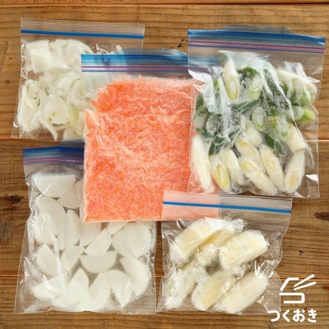 つくおきさんのインスタグラム写真 - (つくおきInstagram)「. 帰省に備えて、在庫の野菜たちを冷凍保存！❄️ 長ねぎ、玉ねぎ、大根、にんじん、かぼすを切って、ポリ袋に入れ、空気を抜いて冷凍。 野菜室も掃除して、スッキリしました😀 . #大掃除 #年末大掃除 #冷蔵庫整理 #家事 #つくおき #冷凍保存 #家仕事 #野菜室 #整理整頓 #作り置き」12月29日 21時15分 - tsukuoki
