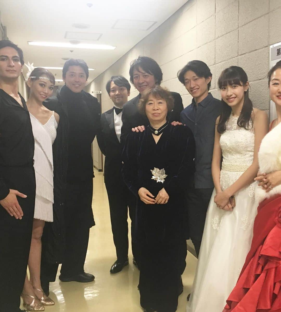 上野水香さんのインスタグラム写真 - (上野水香Instagram)「ありがとうファンタスティックガラ2019(*´-`) at #神奈川県民ホール  一緒に踊ってくれた ブラウ、康臣くん！ 指導をしてくれた直樹さん、 #松尾葉子 先生、#宮本益光 さんをはじめ、素晴らしい出演者の皆さん、スタッフの全てのみなさん、 応援してくれるファンの方たち、プレゼントやお花、嬉しすぎます💗 みんなに感謝ーーーー❣️ さて、今年は明後日のジルベスターコンサートのお仕事があります。まだまだ年末がんばります。」12月29日 21時15分 - mizukaueno