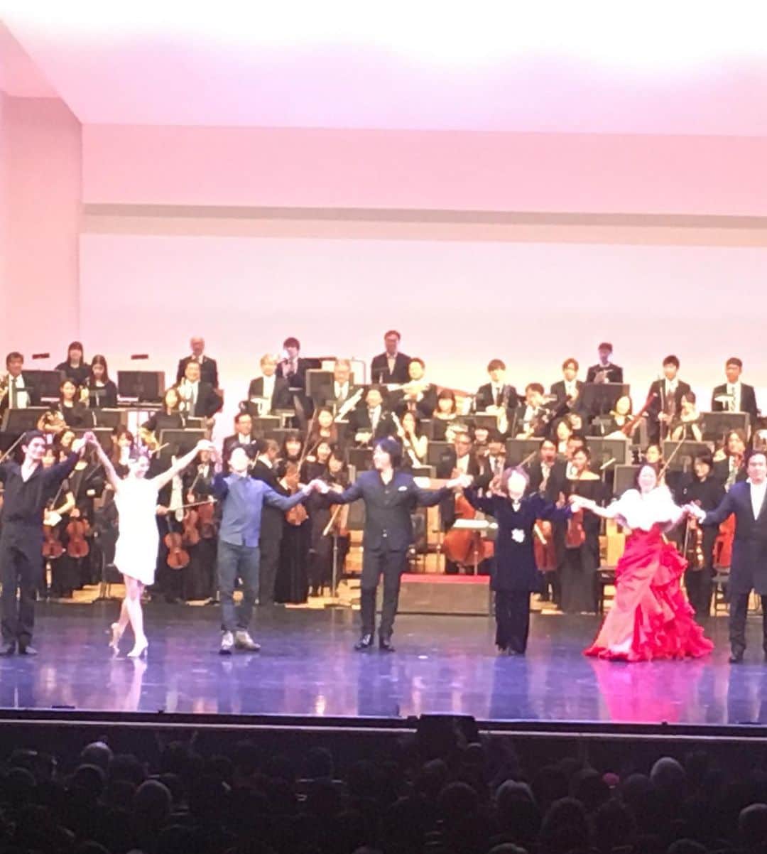 上野水香さんのインスタグラム写真 - (上野水香Instagram)「ありがとうファンタスティックガラ2019(*´-`) at #神奈川県民ホール  一緒に踊ってくれた ブラウ、康臣くん！ 指導をしてくれた直樹さん、 #松尾葉子 先生、#宮本益光 さんをはじめ、素晴らしい出演者の皆さん、スタッフの全てのみなさん、 応援してくれるファンの方たち、プレゼントやお花、嬉しすぎます💗 みんなに感謝ーーーー❣️ さて、今年は明後日のジルベスターコンサートのお仕事があります。まだまだ年末がんばります。」12月29日 21時15分 - mizukaueno