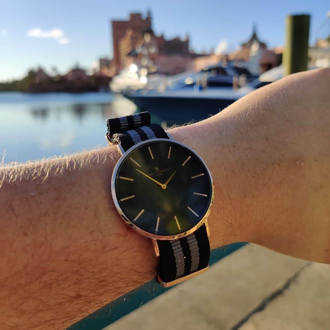 スマートターンアウトのインスタグラム：「Let the New Year countdown begin! 🙌 🎉🍾 . . . . #natostrap #newyearcountdown #newyear2020 #masterwatch #classicstyle #travel #resolutions #newyearnewyou #newyeartravel #atlantisbahamas #atlantisnassau #marinavillage #marinavillagebahamas」