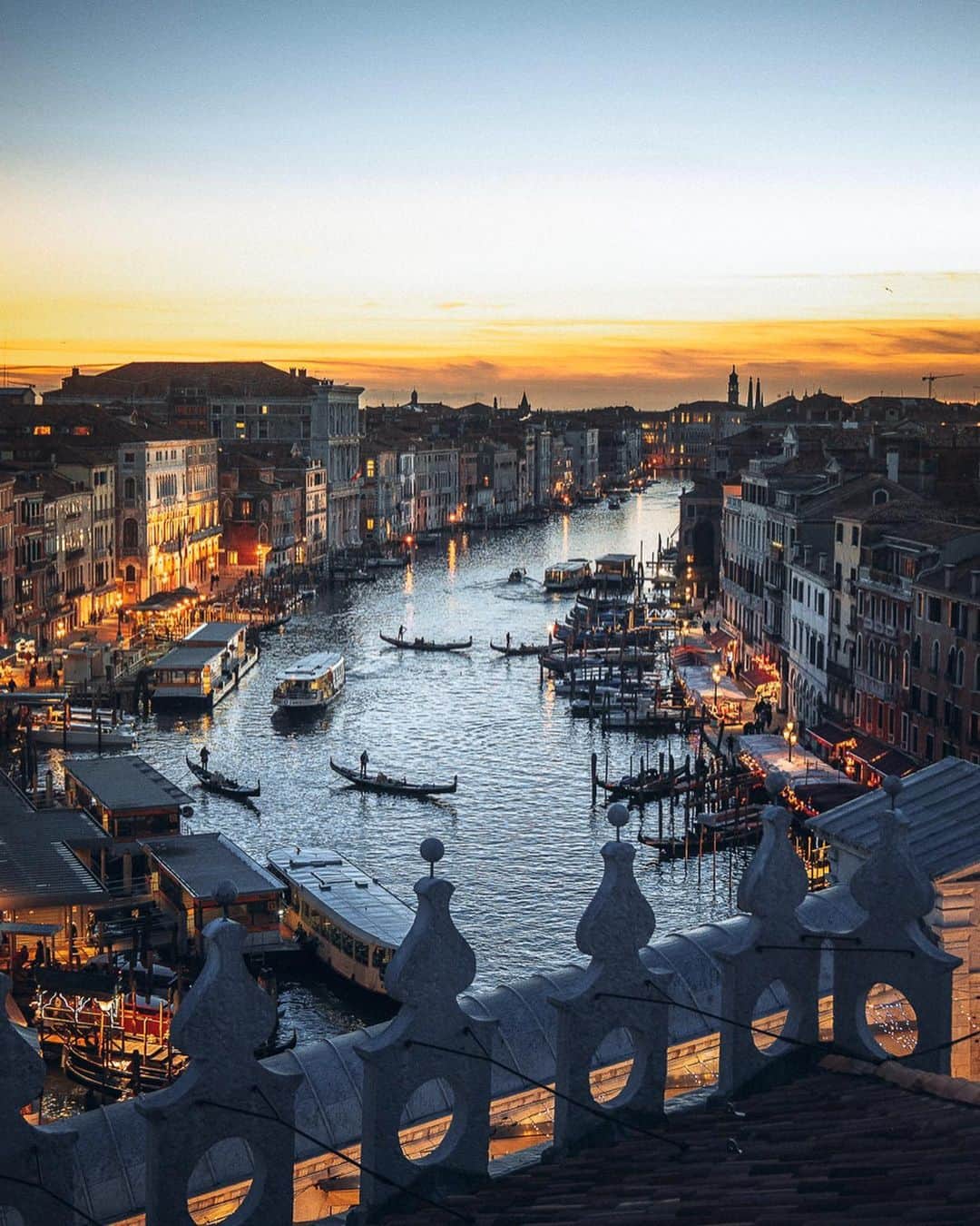Thomas Kakarekoのインスタグラム：「a year in review  looking back at some of my favorite travel destinations in 2019. (1) View of Canal Grande in Venice after sunset (2) Porto’s Dom Luís I bridge covered in fog (3) Cold mornings in Amsterdam (4) Evening rush hour in Tokyo (5) Moody alleys of Istanbul  Again I’d love to hear which one you liked the most. Happy 2020 to all of you.  #berlin」