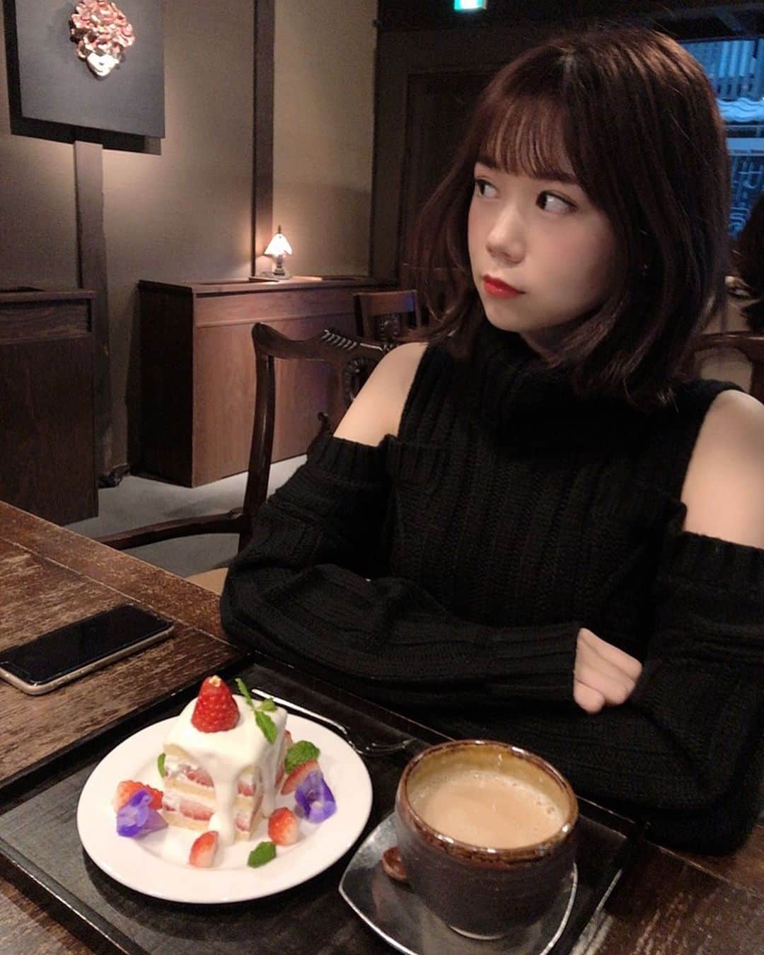 千田麻実のインスタグラム：「地元のカフェでお茶タイム⠀ 帰省してすぐ幼馴染と会いました☺︎ ⠀ #昨日今日といい　 #連写投稿　 #ごめんやで　 #年の瀬やから　 #許して ？」