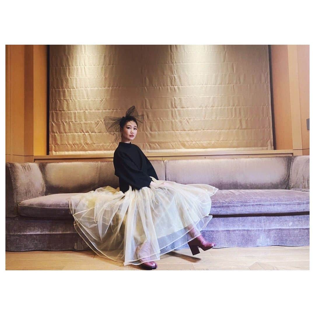 のインスタグラム：「今年も大好きなファッションでよく遊んだ。  洋服は皮膚の一部。  ワンピース  COMME des GARÇONS ブーツ  Maison Margiela ヘッドアクセ　RED VALENTINO  AIO　#fashion #commedesgarcons #maisonmargiela  #redvalentino」