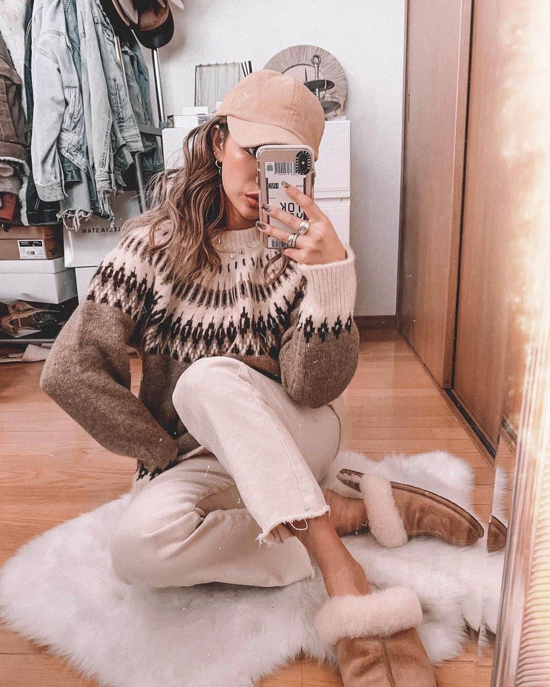 ✷kana✷のインスタグラム：「🤎 . . 仕事納めしたーー！今年もがんばった！ わたしの冬休みのはじまり！ @arholiday  このノルディックニットお気に入りだわ❤︎ 本日ZOZOでクーポンでてるよ🎫 みんな年越しはなにして過ごすー？☺️ なんのテレビ見るーー？笑 . . #arholiday #ホリデー  #アンティローザホリデー」