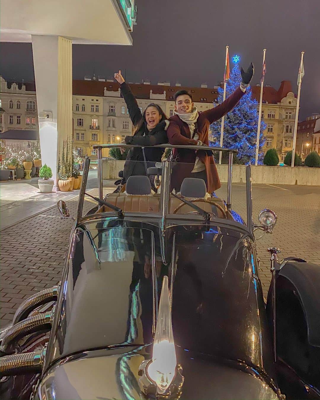 Kim Chiuさんのインスタグラム写真 - (Kim ChiuInstagram)「What a better way to end the night touring the city with this 1940s mercedes ride!!😍🇨🇿 beep!!! Beep!!!!!🚦 thanks xi!!!😘 @xianlimm」12月29日 19時52分 - chinitaprincess