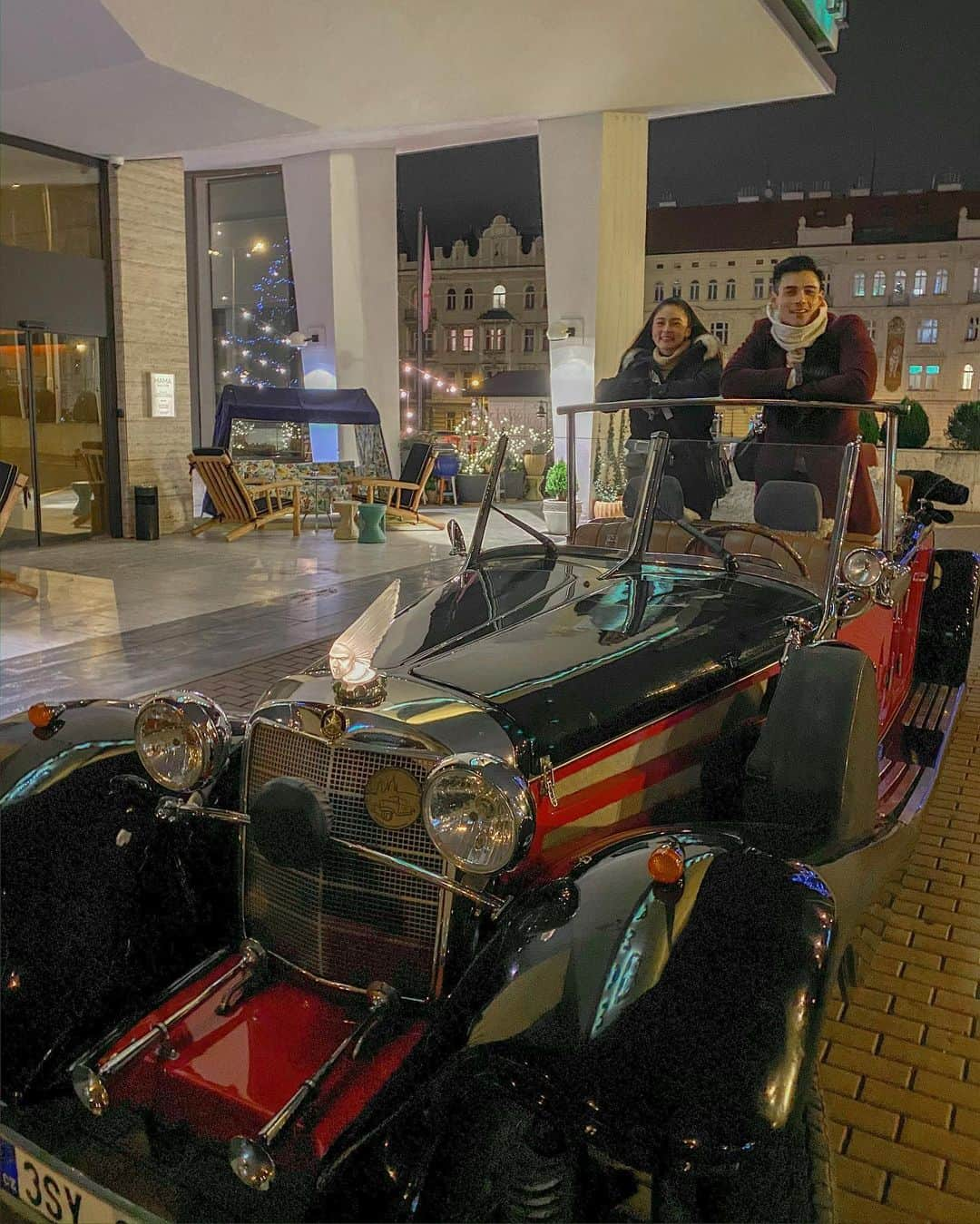 Kim Chiuさんのインスタグラム写真 - (Kim ChiuInstagram)「What a better way to end the night touring the city with this 1940s mercedes ride!!😍🇨🇿 beep!!! Beep!!!!!🚦 thanks xi!!!😘 @xianlimm」12月29日 19時52分 - chinitaprincess