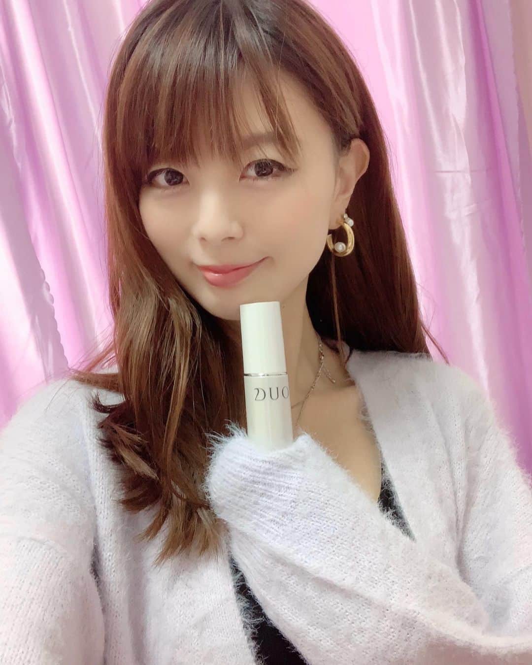 のインスタグラム：「🥰DUOコスメ🥰 * * キンキのCMで人気のDUO💕 1番に思い浮かぶのは﻿以前紹介させて頂いた 大人気クレンジングバーム！ *  今回紹介するのはバームに劣らず人気のある 美容液だよ💕💕 ◽️デュオ ザ エッセンス セラム　30mL ¥6,400﻿ * * 『ブースター機能、ブライトケア、毛穴ケア、リフトケア、保湿』の5つの機能がある美容液🌟 これ一本で済むから時短にもなるしコスパも◎‼️ ・ 洗顔後朝晩つけてるんだけどすーっとお肌に浸透してベタつかないし本当１日中みずみずしいお肌になるの！ ・  これ1本で透明感・ハリ・弾力・毛穴・キメなどを複合的にケアできるんだけど今回なんと機能面はパワーアップしたのに価格は1600円ダウン‼️‼️ * お求め安いのでぜひ使ってみて下さいね💕 * * #デュオ #duo #duoコスメ #エイジングケア #エッセンスセラム #美容液 #先行型美容液 #ブースター #KinKi Kids #クレンジングバーム  #クレンジングバームデュオ  #デュオ兄弟  #kinki好きな人と繋がりたい  #堂本光一　さん #堂本剛　さん  @duo_cosme」