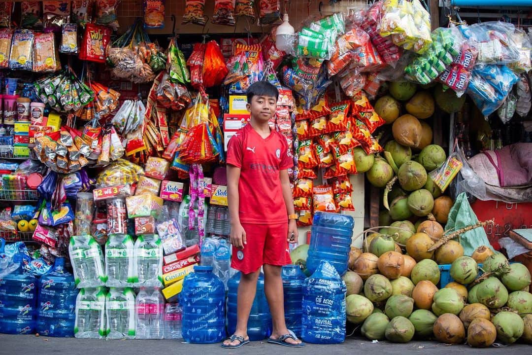 Shunsuke Miyatakeのインスタグラム：「Chan, working at street vendor after school and helping his parents with his big sister. I've been buying at least 4 cans of beer almost everyday from him this year. Finally, he allowed me to take his photo. Thanks for the beer can communication for a year, Chan. 🙏🏻🍺」