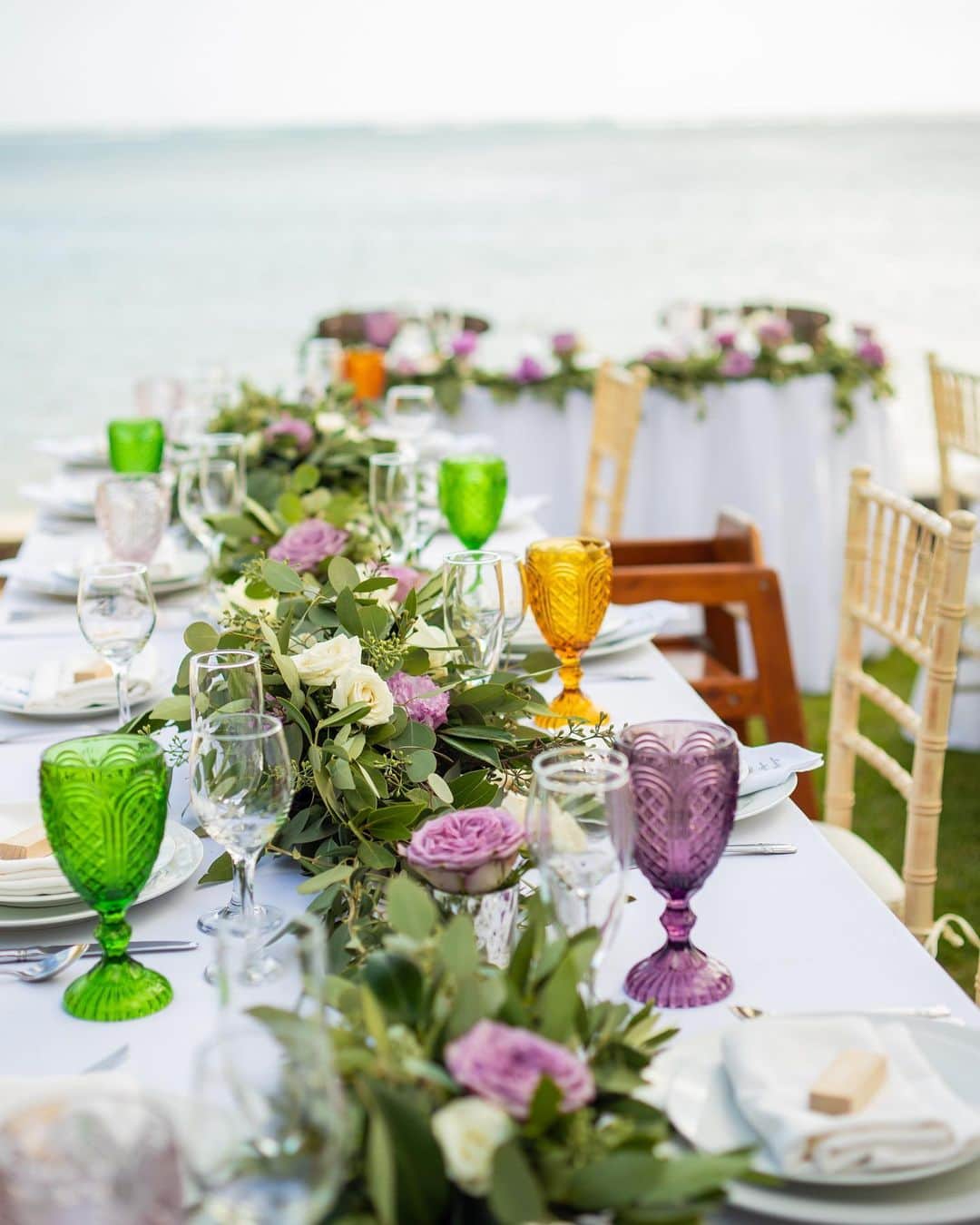 PINKYさんのインスタグラム写真 - (PINKYInstagram)「Wedding reception🥂💗 . 挙式の後はガーデンパーティ🍾🥂💐✨ . お食事は大好きなHysのケータリングだったのが嬉しくて💓 とっても美味しくて大満足😍🍴🥩💕 . テーブルデコレーションもリクエストしていたイメージ以上に素敵で、最高のパーティとなりました💐🌈✨ . . Produced by @kamaaolewedding  Photo by @katabirayuta  Flower by @jardindureve  Catering by @hyshawaiijp  Dress by @novleaf  hair make by @risa.hoshino . ・・・ ・・・ #love #happy #family #HusbandandWife #wedding #hawaiiwedding #結婚式 #感謝 #weddingreception #gardenparty #hyssteakhouse #tabledecor」12月29日 20時01分 - shanti_pinky_shanti