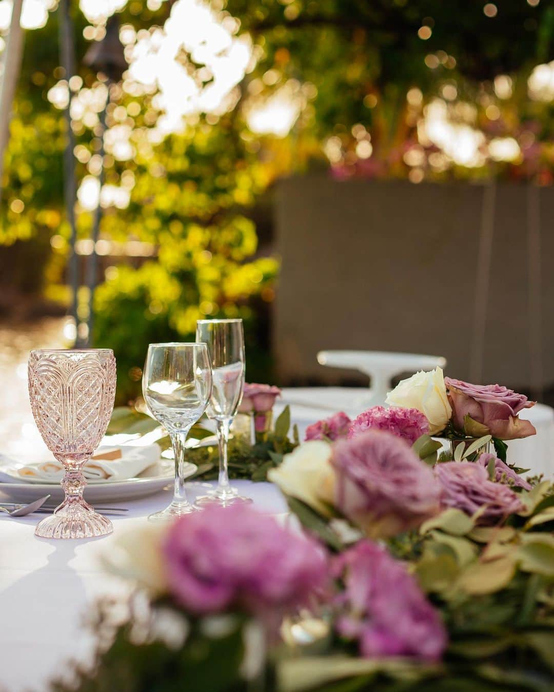 PINKYさんのインスタグラム写真 - (PINKYInstagram)「Wedding reception🥂💗 . 挙式の後はガーデンパーティ🍾🥂💐✨ . お食事は大好きなHysのケータリングだったのが嬉しくて💓 とっても美味しくて大満足😍🍴🥩💕 . テーブルデコレーションもリクエストしていたイメージ以上に素敵で、最高のパーティとなりました💐🌈✨ . . Produced by @kamaaolewedding  Photo by @katabirayuta  Flower by @jardindureve  Catering by @hyshawaiijp  Dress by @novleaf  hair make by @risa.hoshino . ・・・ ・・・ #love #happy #family #HusbandandWife #wedding #hawaiiwedding #結婚式 #感謝 #weddingreception #gardenparty #hyssteakhouse #tabledecor」12月29日 20時01分 - shanti_pinky_shanti