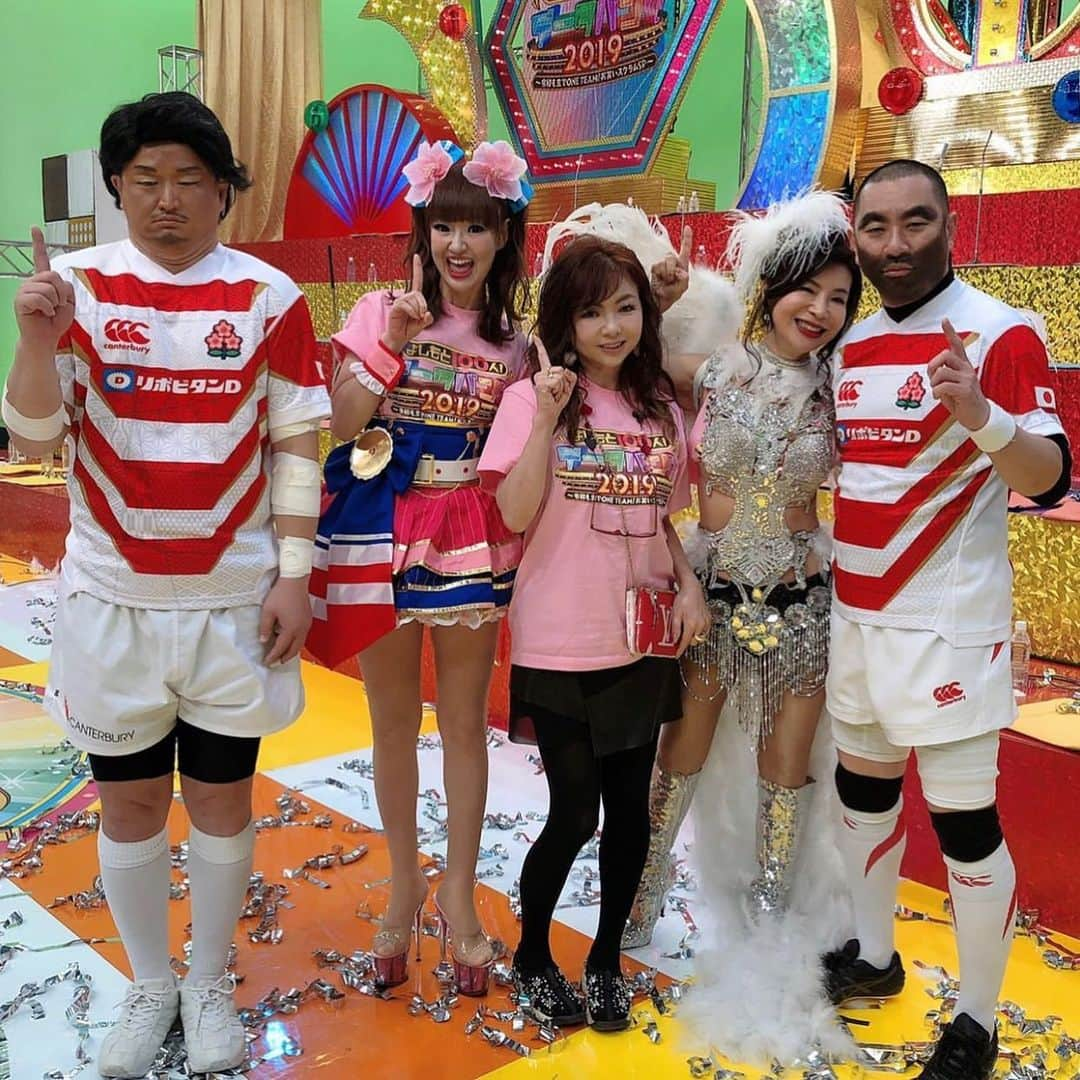 福島善成さんのインスタグラム写真 - (福島善成Instagram)「どうもラグビー🏉日本代表🇯🇵稲垣啓太です。 本日はリーチさんと関テレ『よしもと100人データバンク』の生放送だったよ💕いやー爆笑の連続だった💖 吉本の美女達とパシャり💖 #よしもと100人データバンク  #リーチマイケル　選手 #稲垣啓太　選手」12月29日 20時04分 - fukushimayoshinari