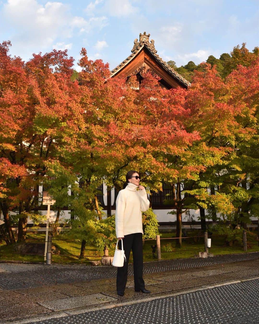 大日方久美子さんのインスタグラム写真 - (大日方久美子Instagram)「・ まるで絵画のような紅葉だった11月の京都永観堂🍁 ・ 自然の美しさに勝るものはないですね。 この色合いを見て、色合わせの勉強をしています。  真っ青な空と紅葉の赤を見て赤のコートの下にブルーのセーターを合わせてみたり。  絶対なんてないけど自然が作る色合いだけは絶対だと思っています。 ・ ・ #kumitravelstyle  #パーソナルスタイリスト #京都 #永観堂 #モノトーン #最近モノトーンばかり #一つ前のスタイリングもモノトーン」12月29日 20時14分 - kumi511976