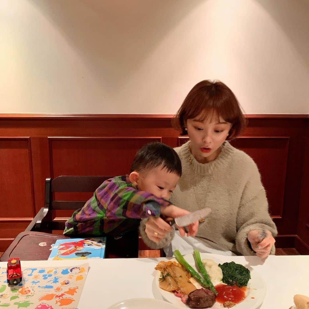 イム・ジヒョンさんのインスタグラム写真 - (イム・ジヒョンInstagram)「뭐든지 엄마 입에 먼저 넣어주는 우리 아들ㅠㅠㅠㅠㅠㅠㅠ 우리 아들이 최고햐......👶🏻❤️❤️❤️」12月29日 20時08分 - imvely_jihyun