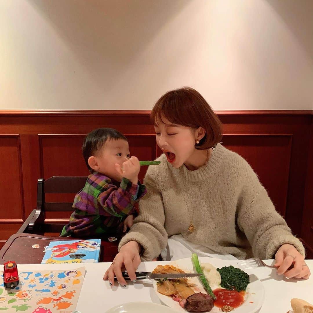 イム・ジヒョンさんのインスタグラム写真 - (イム・ジヒョンInstagram)「뭐든지 엄마 입에 먼저 넣어주는 우리 아들ㅠㅠㅠㅠㅠㅠㅠ 우리 아들이 최고햐......👶🏻❤️❤️❤️」12月29日 20時08分 - imvely_jihyun