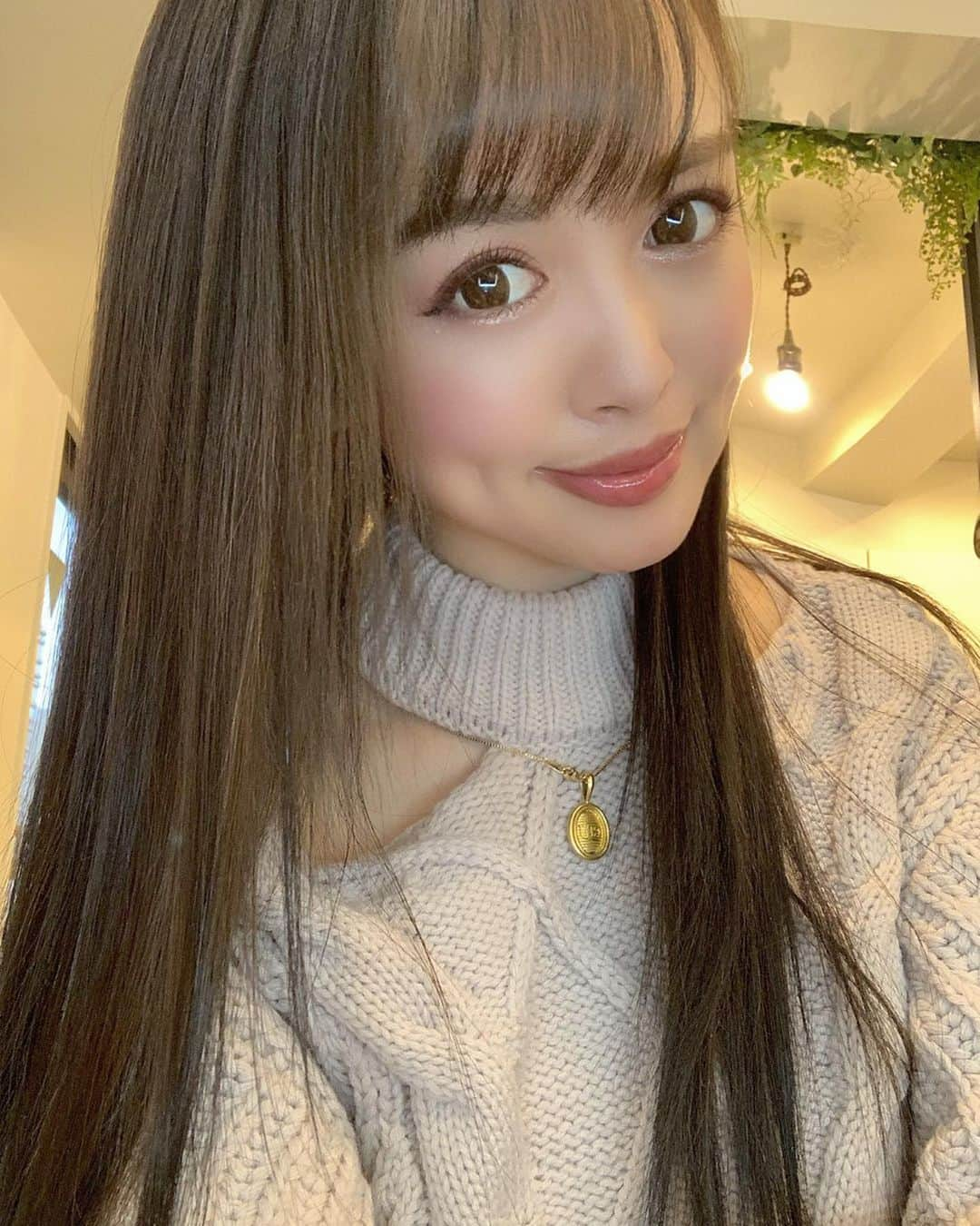 板橋瑠美さんのインスタグラム写真 - (板橋瑠美Instagram)「ミネコラ♡ Rr salon納め💋﻿ ﻿ ﻿ 今回もトゥルントゥルンにしてもらいました♡﻿ ﻿ ﻿ 髪もキンキンになってきたから、﻿ 年末年始美容院お休みだし、﻿ Newヘアーにしてもらったよー✨﻿ ﻿ ﻿ お気に入りの﻿ 透明感あるパープルアッシュ💜﻿ ﻿ ﻿ ﻿ 髪暗くするとみんなに暗い方がいい！って言われます^ ^﻿ ﻿ そして、暗くしてストレートヘアーだとみんなに娘と同じ顔と言われますꉂ笑꒱﻿ ﻿ ﻿ 今年ももうあと二日で終わりますね！﻿ ﻿ 悔いのない年越しにする為にやりたい事が盛り沢山！！！﻿ ﻿ ﻿ その中の一つに、大掃除🧹🧼﻿ ﻿ ﻿ 今日も大掃除しましたが、﻿ 明日も続きを頑張ります♡﻿ ﻿」12月29日 20時09分 - rumi_official_0616