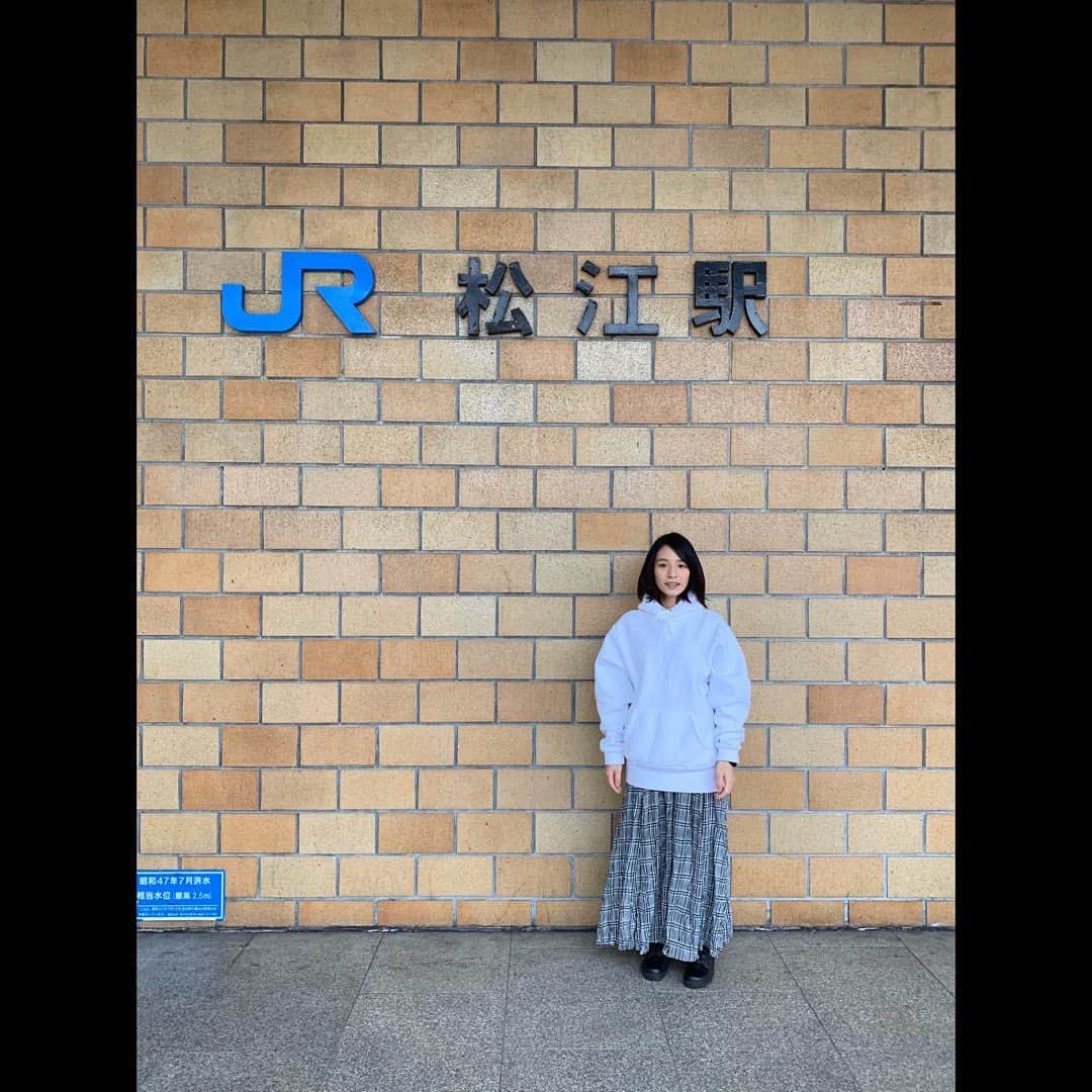 生越千晴のインスタグラム：「. ただいまつえ🐟 . 今年もたくさんの方々、大変お世話になりました！ 2019年は思い出深い1年になりました。 2020年もどうぞよろしくお願いします◎ . 二枚目は家についていもーとが撮ってくれた。ぶれぶれ。ほっとひといき☕️ 家族に会えてしあわせだ〜のんびり年越します〜🎍 みなさまよいお年を。 #島根　#松江」