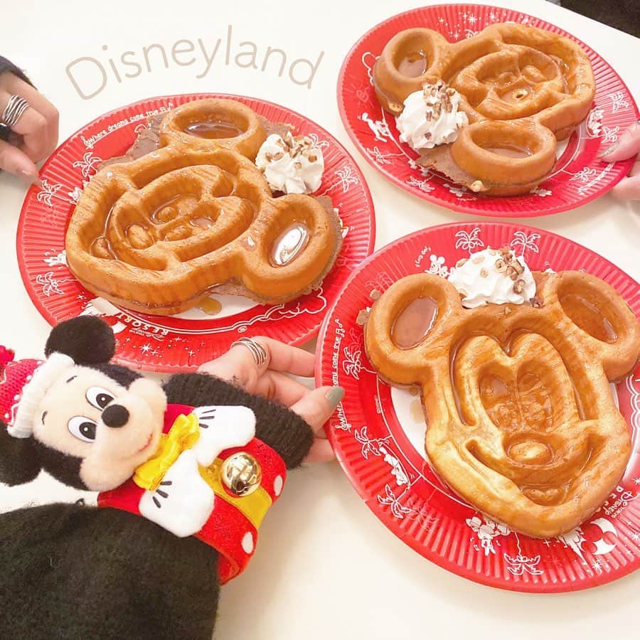のインスタグラム：「ㅤㅤㅤㅤㅤㅤㅤㅤㅤㅤㅤㅤㅤ ㅤㅤㅤㅤㅤㅤㅤㅤㅤㅤㅤㅤㅤ ㅤㅤㅤㅤㅤㅤㅤㅤㅤㅤㅤㅤㅤ Disney 第2弾🧡 ひつこくてごめんなさい😭 興味ない方はスルーしてください🙇‍♀️ ㅤㅤㅤㅤㅤㅤㅤㅤㅤㅤㅤㅤ ㅤㅤㅤㅤㅤㅤㅤㅤㅤㅤㅤㅤㅤ この日のディズニー本当満喫してた☺️💓 乗り物も4つ乗ったし パレードもミキミニポジで見れたし 欲しかった物も買えたし 写真もたくさん撮ったし (楽しすぎて事故画もたくさん😂) 最高だったな〜( *´꒳`* )💕 ㅤㅤㅤㅤㅤㅤㅤㅤㅤㅤㅤㅤㅤ ㅤㅤㅤㅤㅤㅤㅤㅤㅤㅤㅤㅤㅤ ちょこちゃん( @choco__24_ ) かほちゃん( @xxokohakxx ) 素敵な1日をありがとう😭💓 本当に本当にだいすきすぎる😭❤️ ㅤㅤㅤㅤㅤㅤㅤㅤㅤㅤㅤㅤㅤ ㅤㅤㅤㅤㅤㅤㅤㅤㅤㅤㅤㅤㅤ 前回同様、顔出し許可もらってるのでご安心を☺️❤︎ ㅤㅤㅤㅤㅤㅤㅤㅤㅤㅤㅤㅤㅤ ㅤㅤㅤㅤㅤㅤㅤㅤㅤㅤㅤㅤㅤ とりあえず、3人のディズニーは終わり！🥰 (また気ままにのせるかもしれませんが🙏) ㅤㅤㅤㅤㅤㅤㅤㅤㅤㅤㅤㅤㅤ」