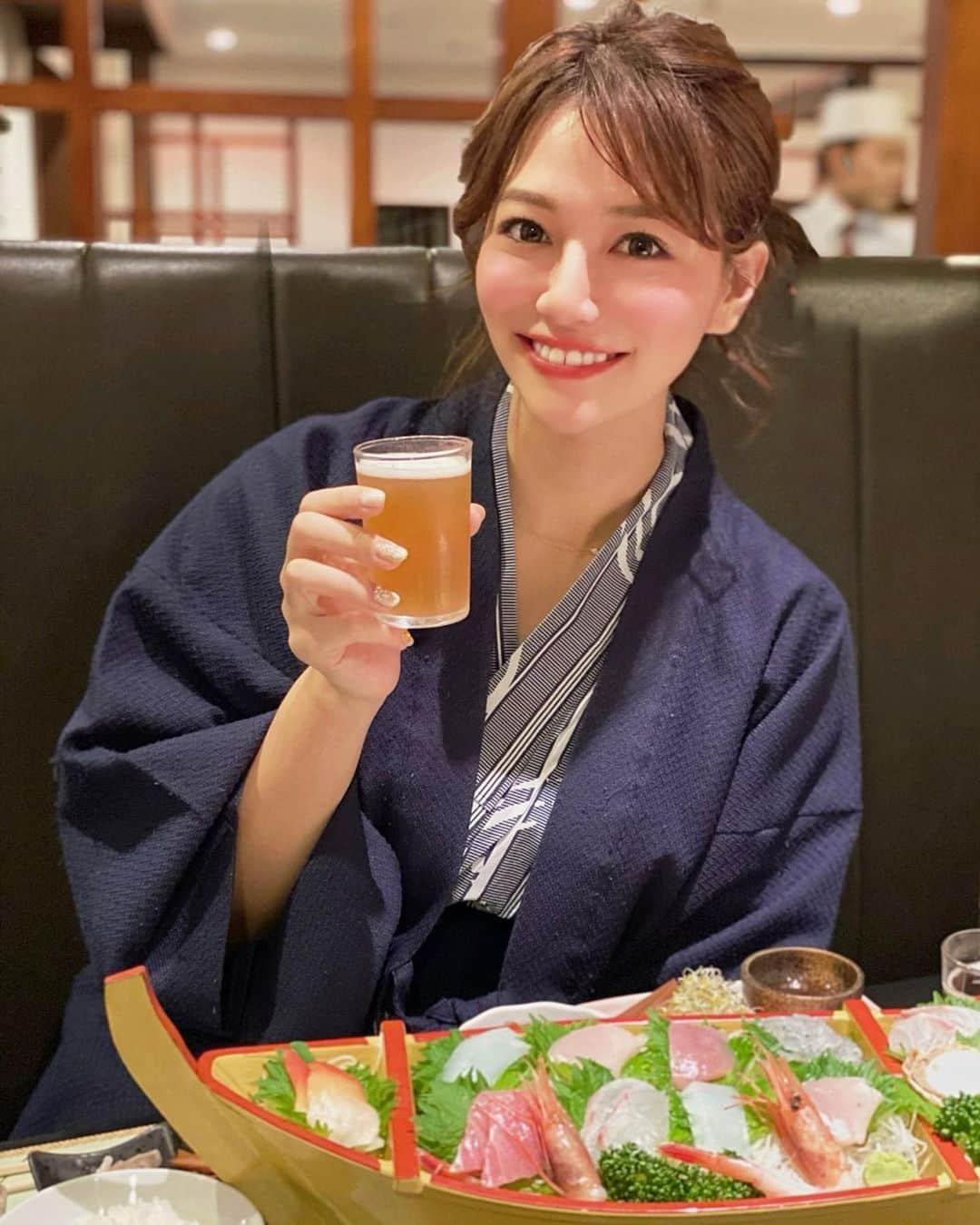 石井里奈さんのインスタグラム写真 - (石井里奈Instagram)「こんばんは🥰❤️ . お仕事納めして今年もお疲れ様ということで、なっちゃんと箱根温泉旅行へ♨️🧖‍♀️ . 仙石原品の木一の湯 別邸（露天風呂付離れ）に宿泊して、まーったり❤️ 露天風呂付きの一邸で、2階が寝室で1階が掘りごたつの畳部屋💕 . ゆったりMステ見ながら、コタツでみかん食べて、お部屋の露店風呂入って、贅沢な舟盛りと豚しゃぶにビールで乾杯🍻🥺❤️年末感をかなり満喫した慰労旅行になりました💕☺️☺️✨ . 昔の写真を見返したりして、2人とも痩せてたねって話をして2020年はダイエットがんばろうって話をして寝ました💤笑 . 新宿からバスで2時間でバス停から徒歩1分だったし、アクセスも最高❤️車だったらアウトレット寄って帰るのもよかったなぁ💕🛍 . また箱根投稿しますね❤️ グランメゾン東京最終回楽しみすぎる🥺🥺今日もお疲れ様でした✨✨ . #箱根 #hakone #箱根旅行 #温泉旅行 #温泉 #onsen #yukata #浴衣 #ビール #beer #ビール女子 #女子旅 #舟盛り #しゃぶしゃぶ #グランメゾン東京 #温泉旅館 #りなまるグルメ #一の湯 #一の湯箱根 #一の湯箱根アンバサダー #温泉巡り #旅館 #japanesefood #visitjapan #japanesegirl #お刺身 #sushi #寿司 #旅行 #国内旅行」12月29日 20時12分 - ri7tin1025