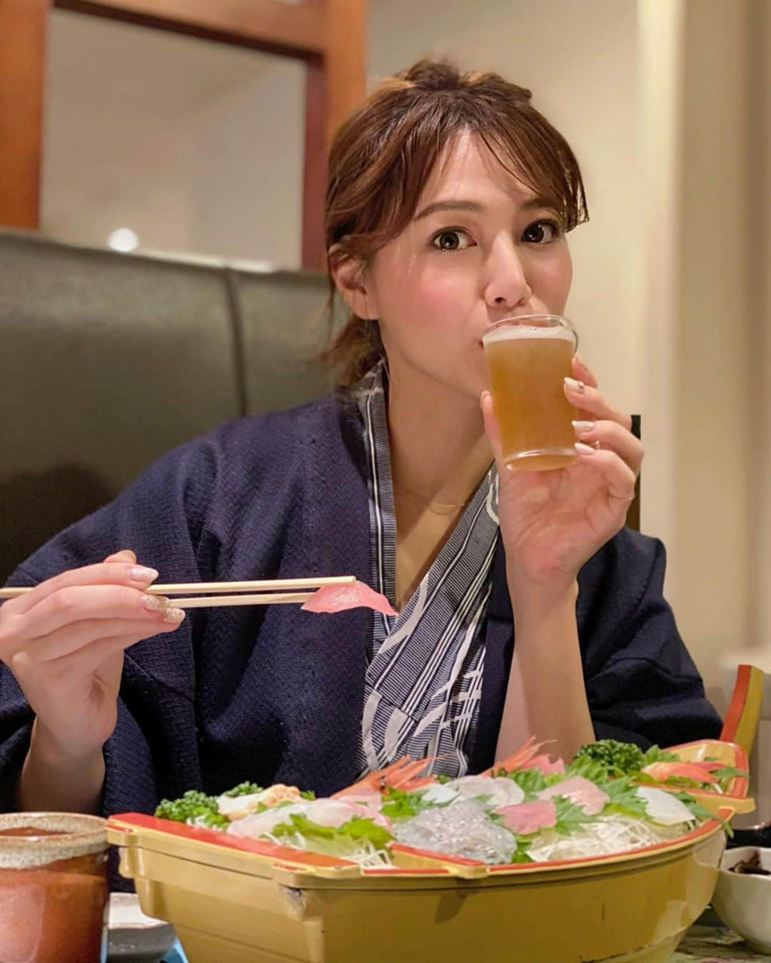 石井里奈さんのインスタグラム写真 - (石井里奈Instagram)「こんばんは🥰❤️ . お仕事納めして今年もお疲れ様ということで、なっちゃんと箱根温泉旅行へ♨️🧖‍♀️ . 仙石原品の木一の湯 別邸（露天風呂付離れ）に宿泊して、まーったり❤️ 露天風呂付きの一邸で、2階が寝室で1階が掘りごたつの畳部屋💕 . ゆったりMステ見ながら、コタツでみかん食べて、お部屋の露店風呂入って、贅沢な舟盛りと豚しゃぶにビールで乾杯🍻🥺❤️年末感をかなり満喫した慰労旅行になりました💕☺️☺️✨ . 昔の写真を見返したりして、2人とも痩せてたねって話をして2020年はダイエットがんばろうって話をして寝ました💤笑 . 新宿からバスで2時間でバス停から徒歩1分だったし、アクセスも最高❤️車だったらアウトレット寄って帰るのもよかったなぁ💕🛍 . また箱根投稿しますね❤️ グランメゾン東京最終回楽しみすぎる🥺🥺今日もお疲れ様でした✨✨ . #箱根 #hakone #箱根旅行 #温泉旅行 #温泉 #onsen #yukata #浴衣 #ビール #beer #ビール女子 #女子旅 #舟盛り #しゃぶしゃぶ #グランメゾン東京 #温泉旅館 #りなまるグルメ #一の湯 #一の湯箱根 #一の湯箱根アンバサダー #温泉巡り #旅館 #japanesefood #visitjapan #japanesegirl #お刺身 #sushi #寿司 #旅行 #国内旅行」12月29日 20時12分 - ri7tin1025