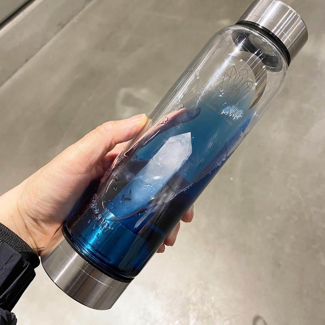 のインスタグラム：「鉱石入りのボトル 見た友人が 「いよいよ頭おかしくなって蝋燭入れて飲んでるのかと思った！」ですって🤣🤣🤣 言われたらそう見える🤣🤣🤣 今日はバタフライティー入れてみた すごい氷のよう 南極っぽい🇦🇶」