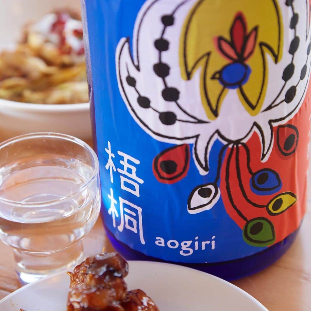 KURAND@日本酒飲み放題さんのインスタグラム写真 - (KURAND@日本酒飲み放題Instagram)「発売から毎年完売を続ける大人気ブランドの「梧桐（あおぎり）」 .﻿ 「梧桐（あおぎり）」は、中国神話の伝説の鳥である鳳凰（ほうおう）が止まる唯一の木であると言われています。「梧桐を飲んでいただく場が、日本酒好きの方々の止まり木のような場所になってほしい」という蔵元の思いがネーミングに込めらています。﻿ .﻿ 「梧桐（あおぎり）」は、お米、水、人全てを山形にこだわり、山形県産のお米・出羽きらりを45%まで丁寧に精米し、超辛口の鋭いキレと、米の旨みを感じられるようつくった1本です。﻿ .﻿ 大吟醸らしい美しい香りと大吟醸らしくないお米の旨み、そして超辛口＋10のすっきりとした味わいが人気の理由です。誰からも支持される高品質な味わいを是非一度はご賞味ください。﻿ .﻿ 特に焼いた白味魚料理やイタリア料理のムニエルとの相性がいいです。お米の旨みと超辛でさっぱりとしたキレのある酸味が、口の中の油をさらっと洗い流して（ウォッシュと言います）くれます。﻿ ぬる燗、常温にするか、冷やしてお楽しみください。﻿ -----------------------﻿ .﻿ KURANDでは「お酒のある暮らし」をテーマに写真をシェアしてます。﻿ .﻿ お酒の詳細やお買い物は @kurand_info プロフィールのリンクから公式HPからどうぞ。﻿ ﻿ #kurand#kurandsakemarket #shugermarket #sakebar #sakestagram#sake #sakelove#sake lovers#sakekanpai#今日の一杯 #プチ贅沢 #晩酌 #晩酌女子 ﻿ #日本酒 #日本酒好き#日本酒好きと繋がりたい#日本酒生活#イタリア料理#ムニエル#山形#梧桐#お酒好き#お酒好きな人と繋がりたい﻿ ﻿ ﻿」12月29日 20時16分 - kurand_info