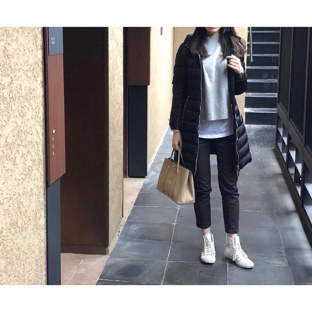 のインスタグラム：「* 先週末、熱海に行った時のコーデ シンプルなデニム+ニット の組み合わせって IGのお洒落さんたちを見て 憧れてはいたものの… 腰の横ハリ、太もも、お尻が気になり 出来なかったんです💦 でも、最近使い始めたつけ裾だと その気になる部分を まるっとカバーしてくれるので ムチムチ下半身＆お尻でも 憧れのスタイルに挑戦できました🙌 * * tops @uniqlo #スフレヤーンモックネックセーター  pants @rakutenichiba.fashion #haptic shoes @converse_jp  bag @hermes #ガーデンパーティー outer @moncler #モンクレール * *」