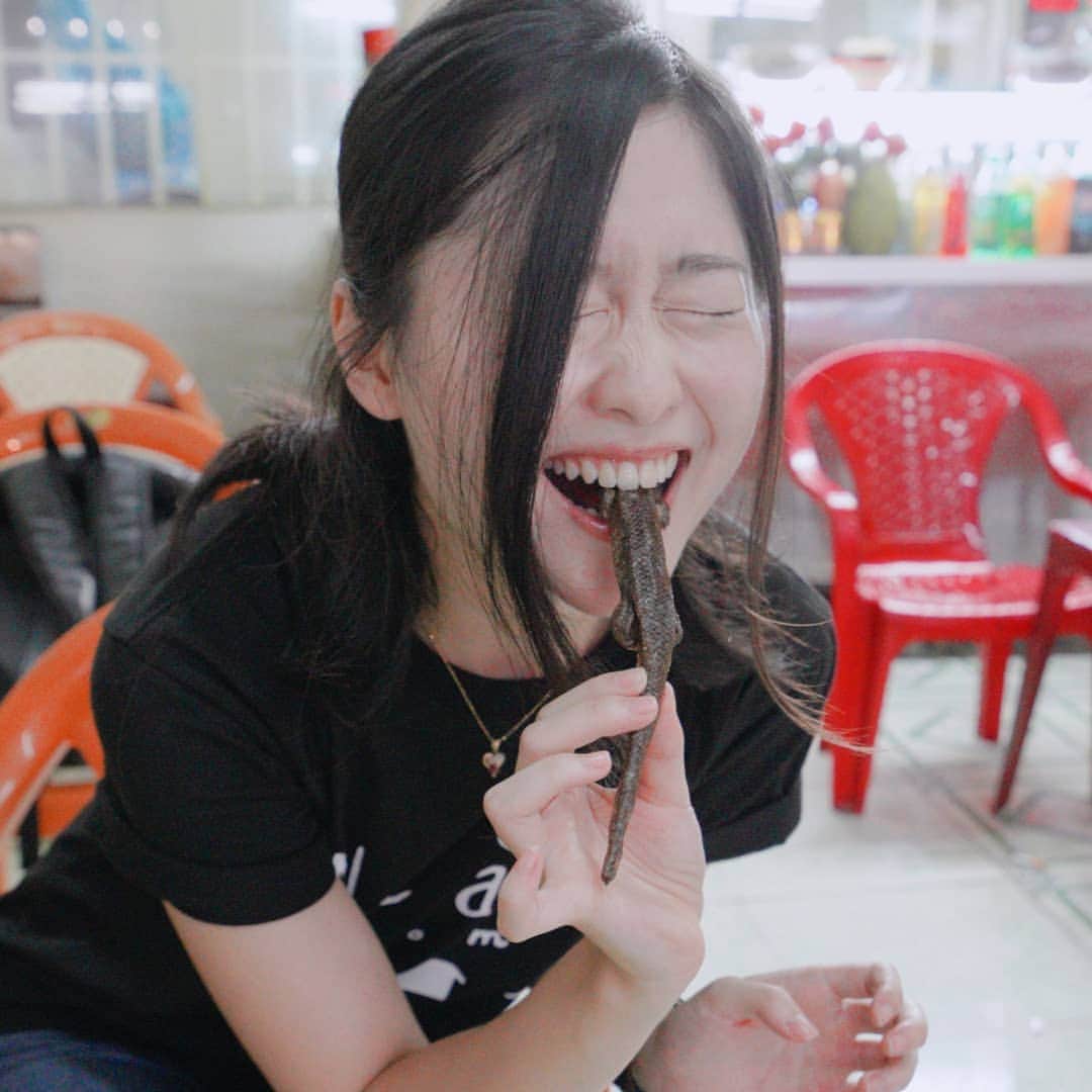 Akariのインスタグラム：「千と千尋の神隠しに出てくるアレ食べたよ😱（笑） ジブリの中だと美味しそうにも見えたけど…実際はうーん…😂 . . . ということで、今日から3本続きで虫喰い動画アップします🙊 頑張って食べたから…み、みてね😭(気持ち悪いけどw) . . . #eatingbugs #challenge #vietnamesefood  #neverever  #vietnam  #saigon #youtube #ancariroom」