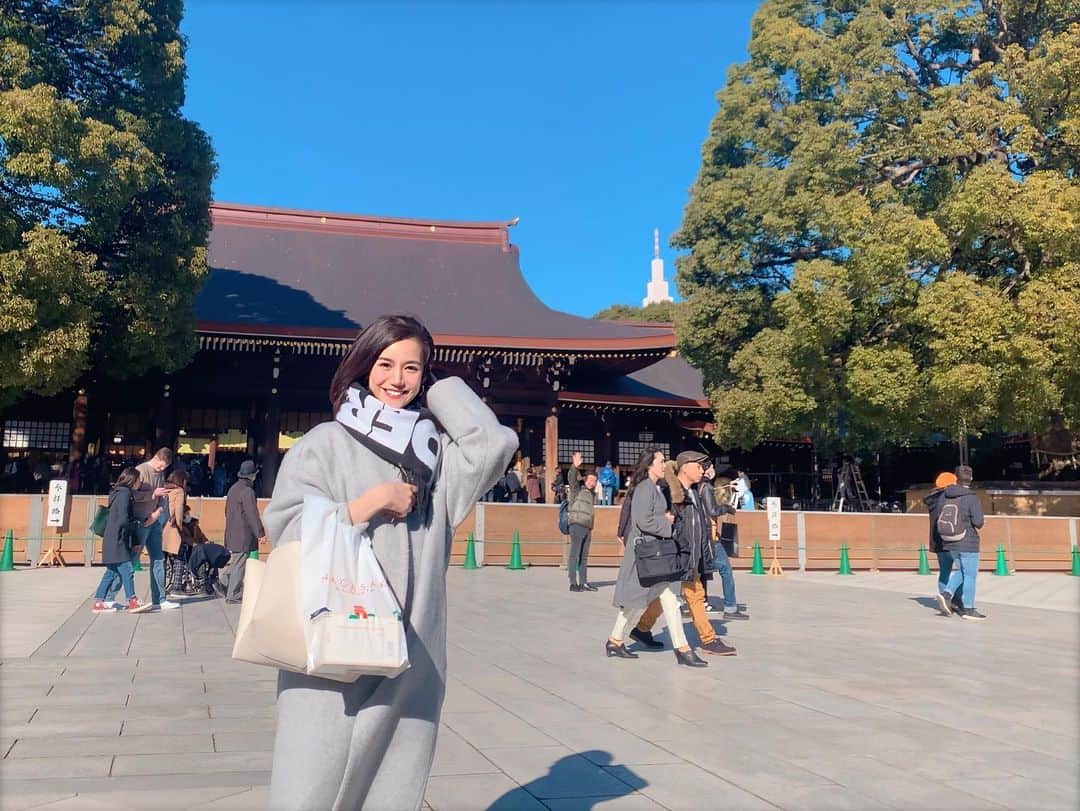 のインスタグラム：「#明治神宮 へ 毎年恒例の#初詣 ならぬ#年末詣 に行きました。﻿ だって空いてるんだもん...ですが既に思った以上に人がいました！﻿ ﻿ ❶願い事をする時は、まず「住所・氏名」を名乗る﻿ ❷おみくじをひく時は、「何について知りたいか」唱えてからひく﻿ といいそうですよ💖﻿ よいお年を🎍 ﻿  #meijijingu #はつもうで #初詣で #年末詣で #女子アナ #女子アナウンサー #フリーアナウンサー #フリーアナ #アナウンサー #おみくじ #御神籤 #明治神宮参拝 #明治神宮初詣 #お正月 #年末年始 #年末年始の過ごし方 #年末 #年末のご挨拶」