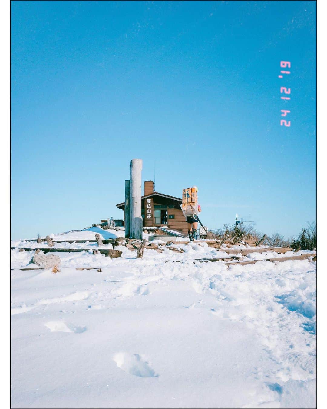 daruma64のインスタグラム：「🏠🎅🏼❄ . . #shotoniPhone#hurtlamb#littlerivermag#espritmag#artclassified#gominimalmag#somewheremagazine#classicsmagazine#knowthismind#dreamermagazine#hyakkeime#ourmag#apricotmagazine#oftheafternoon#takemagazine#ifyouleave#shootaesthetics#mediterraneancitizenstory#taintedmag#solarcollective#reco_ig#indies_gram#igersjp#indy_photolife#insomniamag#paradisaeart#雪山#ザ山部#丹沢#塔ノ岳 .」