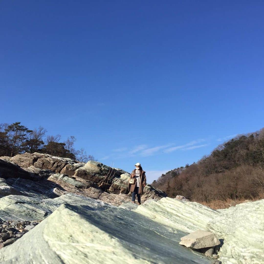 川村りかさんのインスタグラム写真 - (川村りかInstagram)「年末最後にのんびり旅行☺️ 。 。 。 たまたま行った場所だったけど 岩肌美しすぎて、川の水も綺麗でとてもパワーを感じられてとても気持ち良かったな✨  帰ったら、DARAのYouTube編集佳境‼️‼️ 楽しんでもらえるチャンネルになれるといいな💓」12月29日 20時30分 - rika._.kawamura
